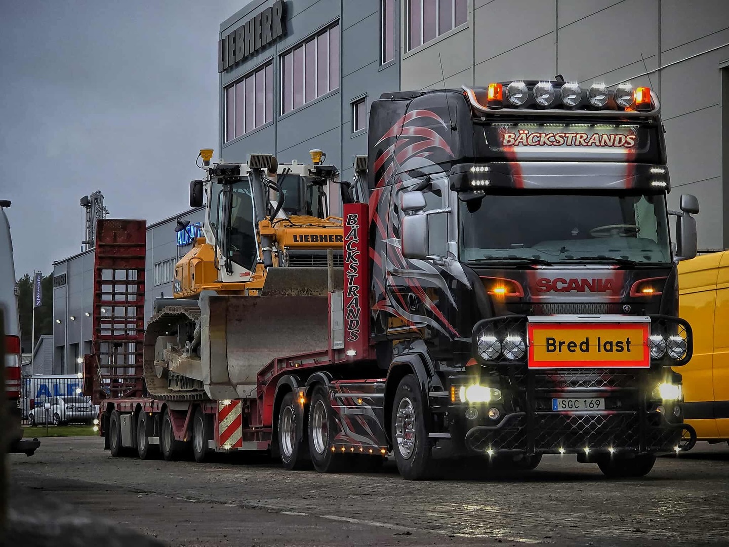 Tomasz löser transport av en Bandschaktare Liebherr PR 736 🤩👌🏻🥳 #liebherr #liebherrpower #liebherrexcavator #bulldoozer #västerås #bandschaktare #jumbotrailer #maskintransport #följebil #bäckstrandstrailer #v8 #scanıa #meusburgertrailers #truckphotography #trucks #trevlighelg #fredagsfeeling