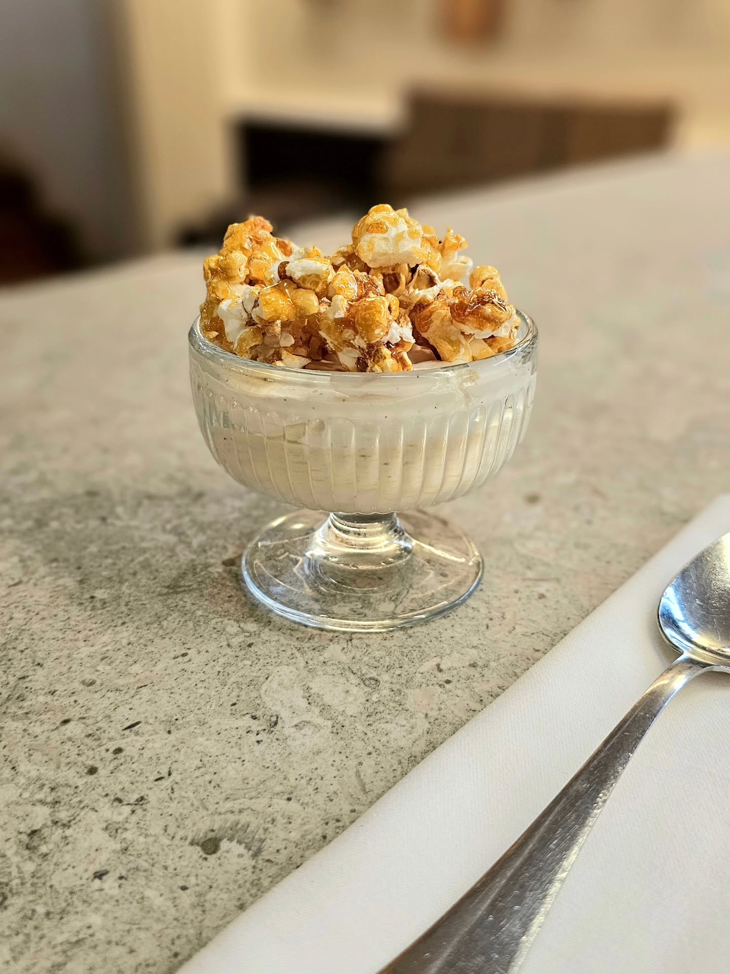 My sweet popcorn: crèmeux au popcorn, mascarpone à la vanille, popcorn caramélisé
#lausanne #restaurantlausanne #gastronomie #lausannefood #instafood #foodporn #foodlover