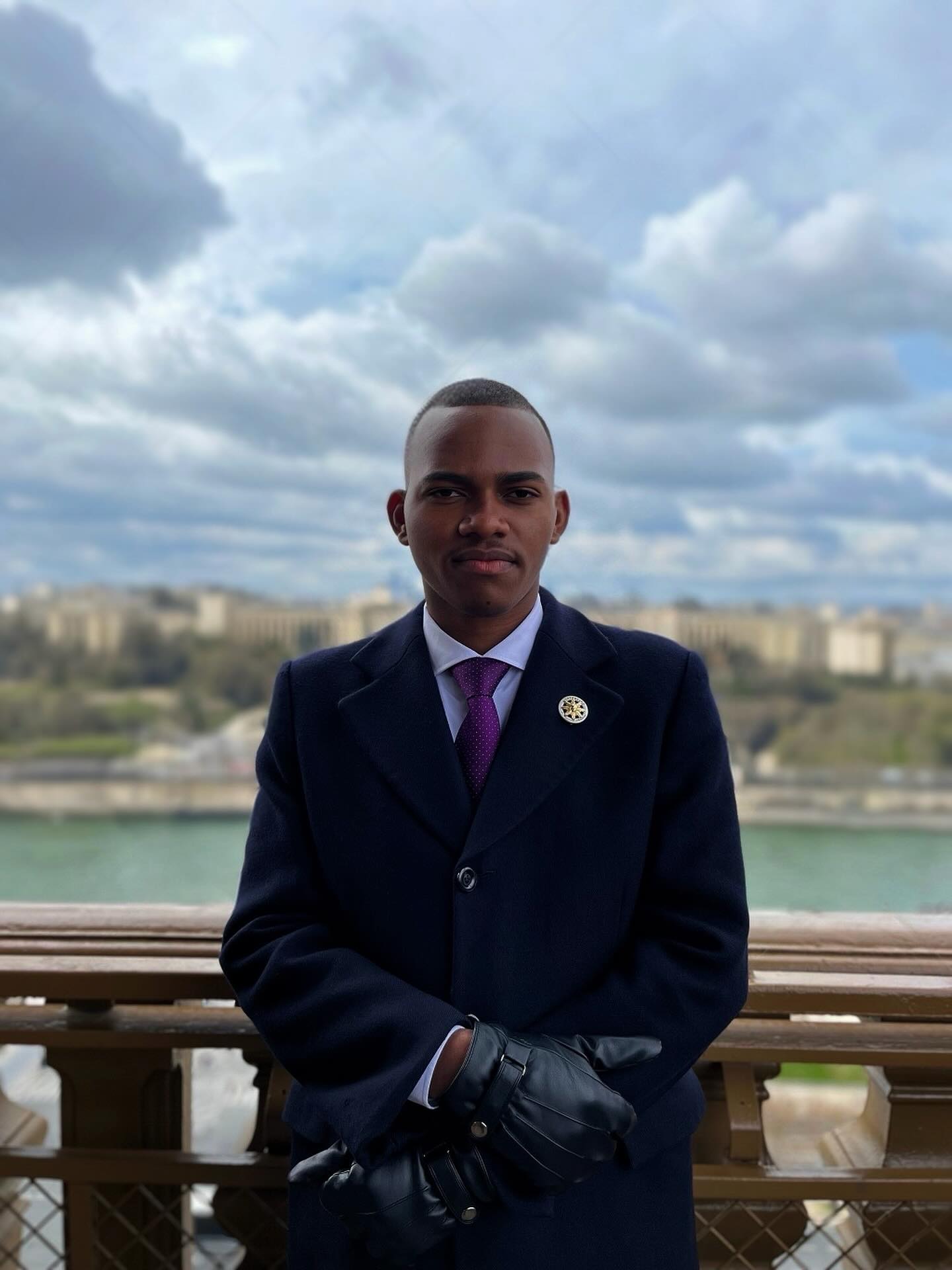 Pour tout bagage, on a vingt ans, on a l’expérience des parents.
On se fout du tiers comme du quart, on prend le bonheur toujours en retard.
Quand on aime, c’est pour toute la vie, cette vie qui dure l’espace d’un cri, d’une permanente ou d’un blue-jean, et pour le reste, on imagine.
A dit le grand Léo Ferré !