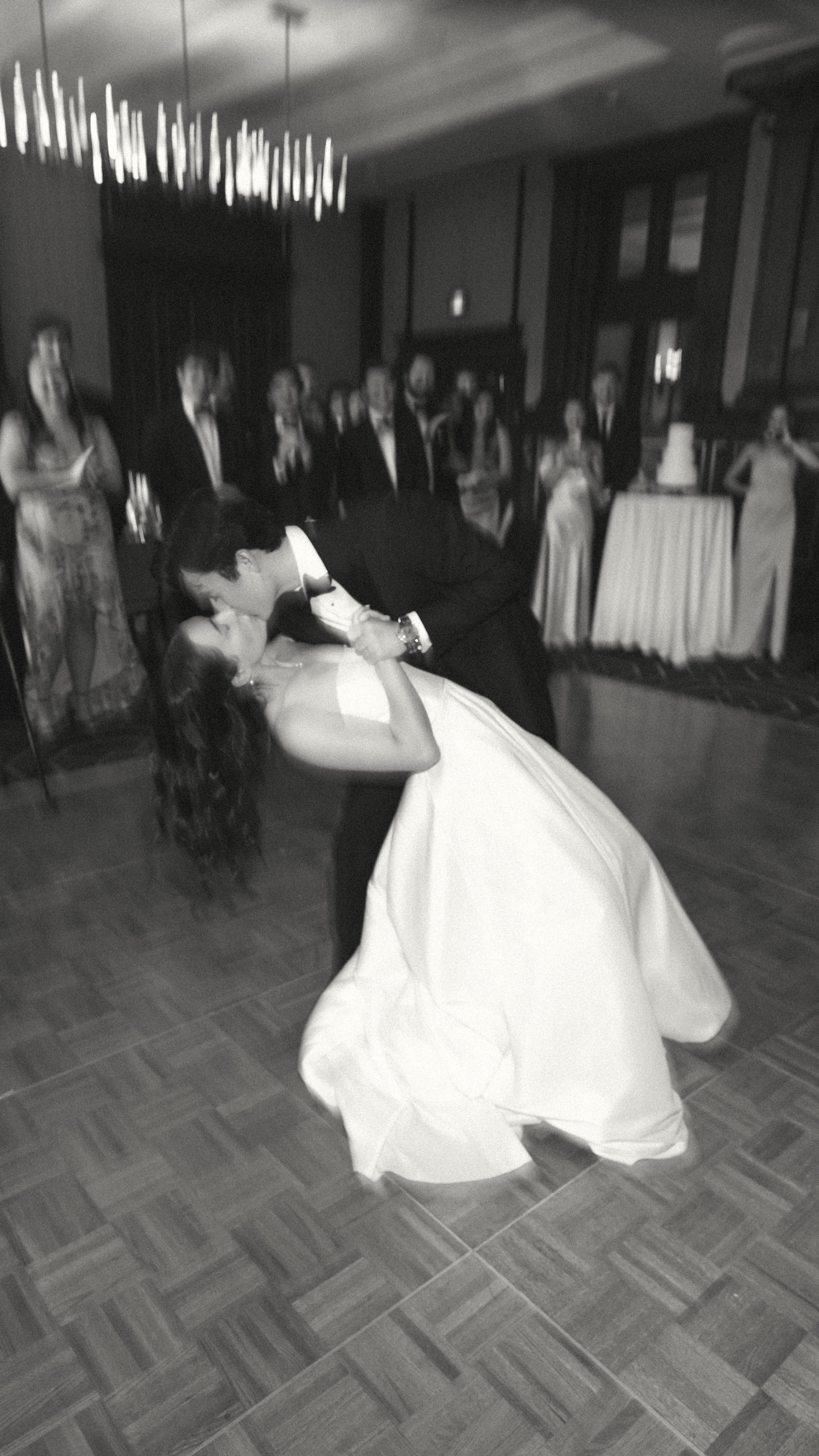 La première danse = un moment magique. 🪄🥹
Petit conseil : entraînez-vous un peu avant le grand jour. Que ce soit avec un prof ou une vidéo TikTok, vous allez briller sur la piste!
Photographe @sunny_photographe
#weddingquebec #weddingplanner #mariage #mariagequebec #fyp