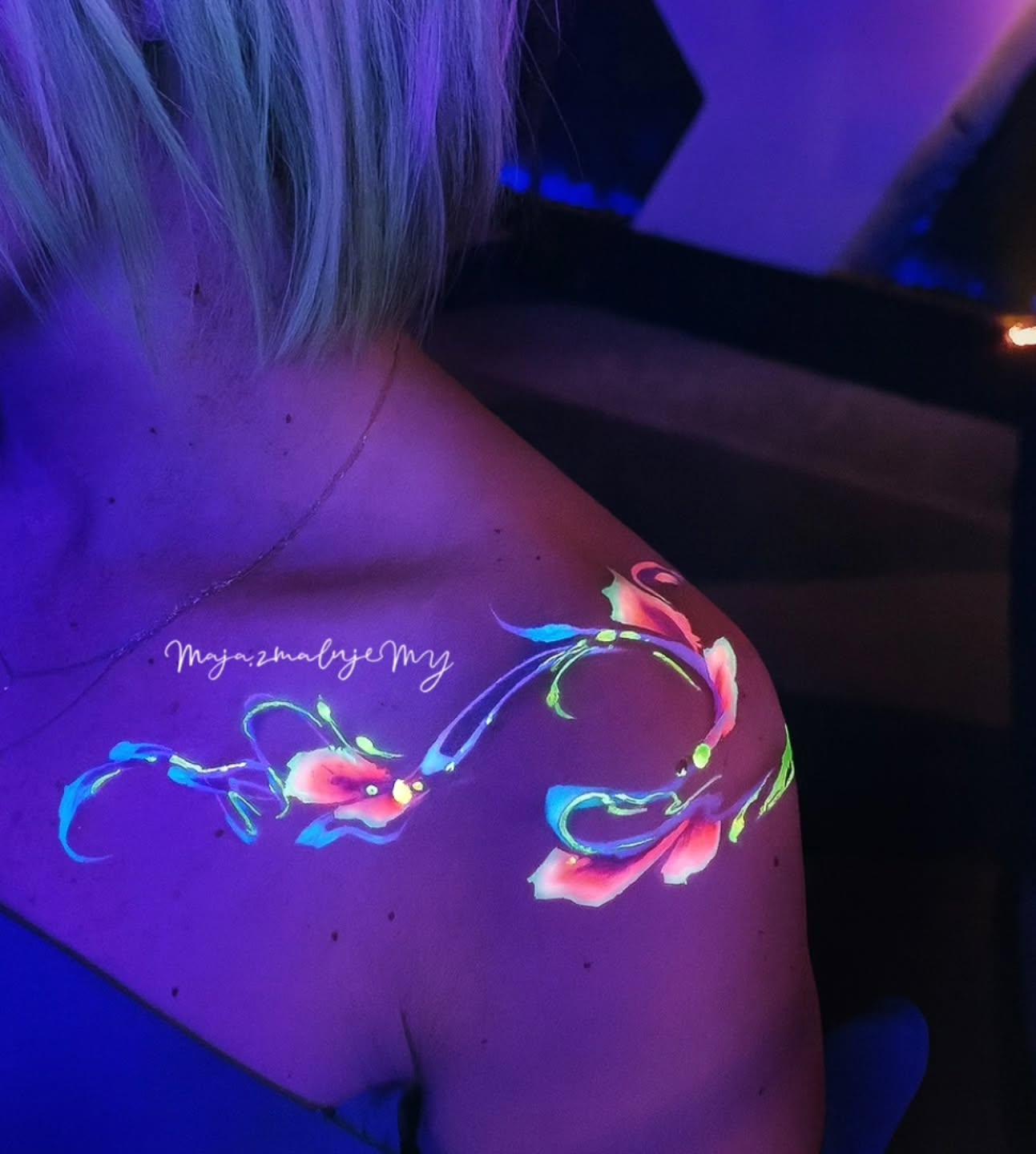 Na tym evencie Goście pokochali kompozycje na ramieniu 💜
Zazwyczaj robimy klasyczne eye designy, ale tym razem było inaczej. Od samego wejscia malowaliśmy odważniejsze wzory: ramiona, dłonie, dekolty, a każdy wzór był inny!
5 godzin czystej kreatywności 😁
#bodyart #uvbodyart #facepainting #event #fluoparty #imprezatematyczna #neonvibes #zmalujemy #bodypainting #imprezafirmowa
#eventmanager