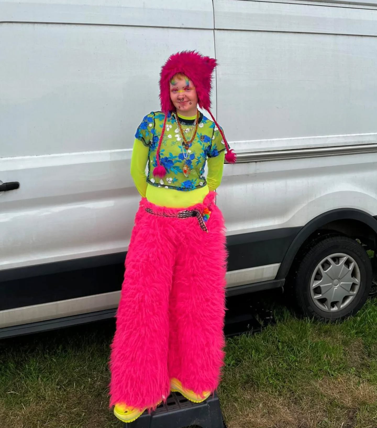 outfit alert 🚨🚨🚨
(Do you want to have cool outfit like me?? WELL you can own your own fluffy trousers, in different colours too !!!!! Link in bio 😚)
#neon #fluffy #alternativefashion #alternativeclothing #handmade #neonoutfit #sewing #trousers #handmadetrousers #fashion #fashiondiaries