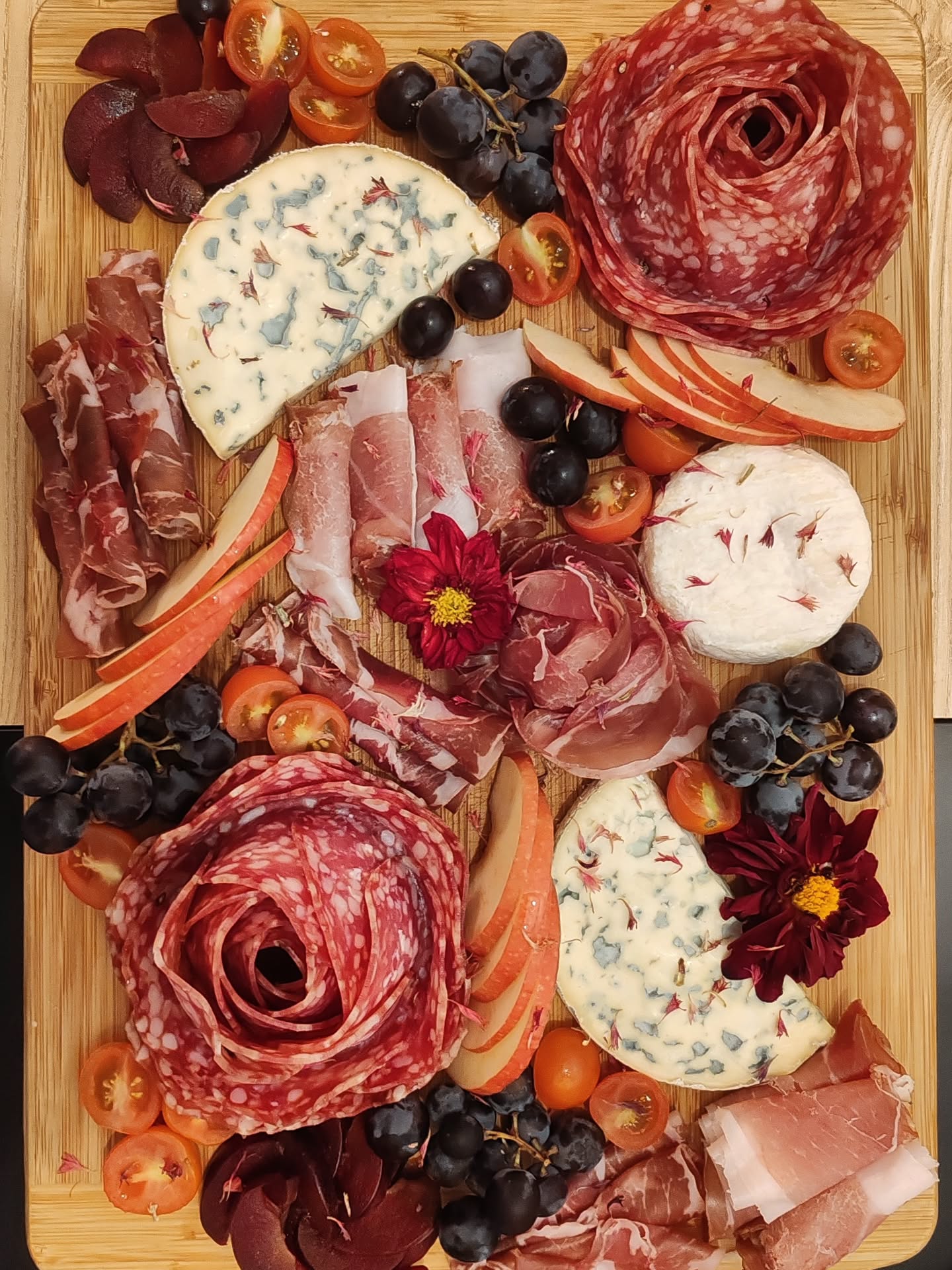 Entre saveurs et couleurs 🎨
#foodlovers #foodblogger #foodpicture
#dressgae #cuisine #planches #aperitif
#floral #bistronomie #foodcolor #foodie
#chefathome #tableaux #foodart #food