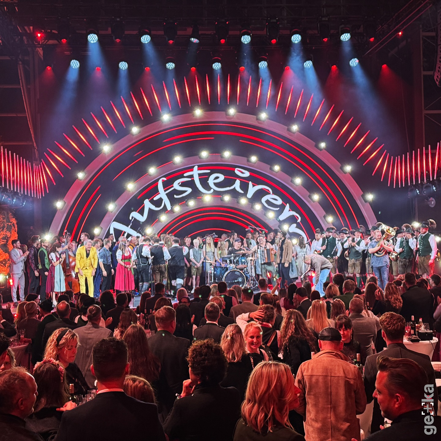 Aufsteirern - Die Show der Volkskultur, Ohrwürmer hängen immer noch nach🎶
Mit Dolly, Schienen und mehreren Remote-Systemen waren wir mittendrin statt nur dabei.
#gekafilm #tvproduktion #behindthescenes #gripfactory #aufsteirern #ievents #orf