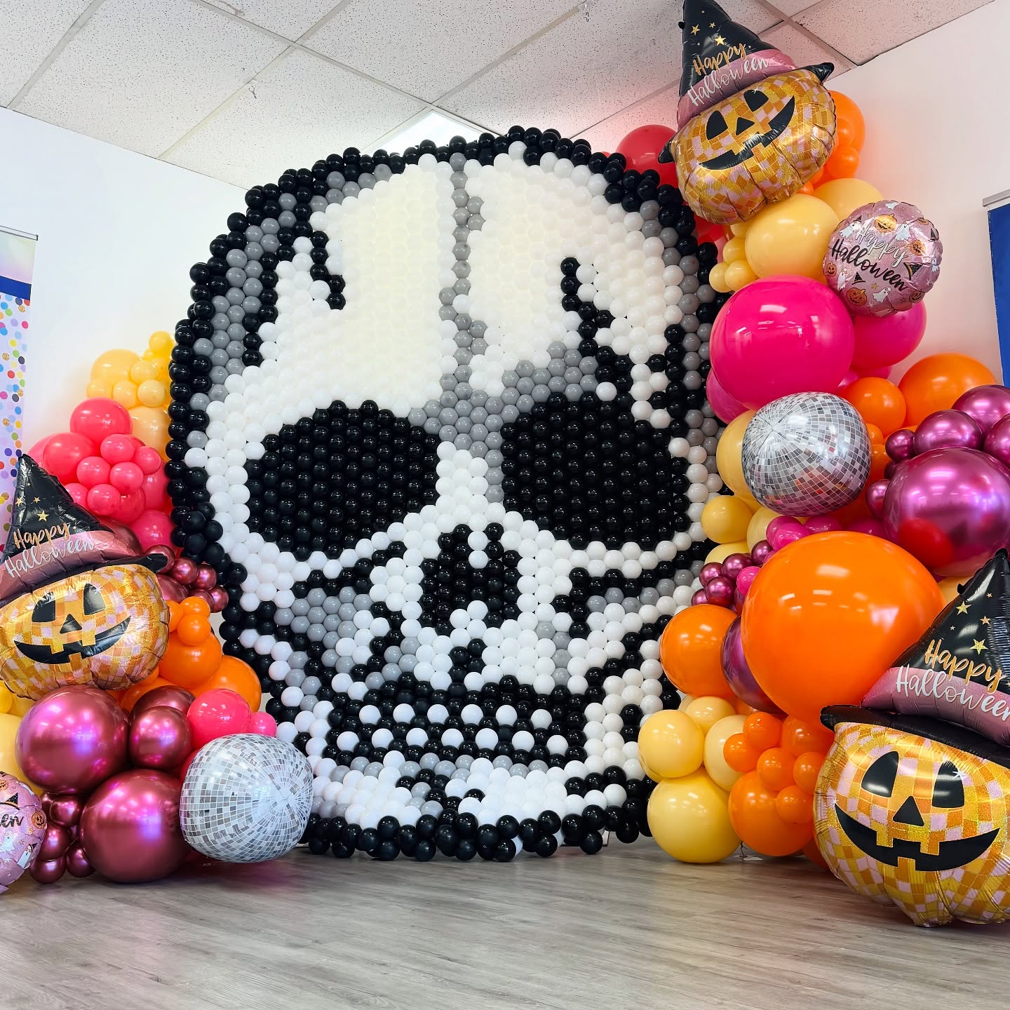 Skeletal chic ๐๐ค
#balloonmurals #skeltonballoons #halloweenballoons