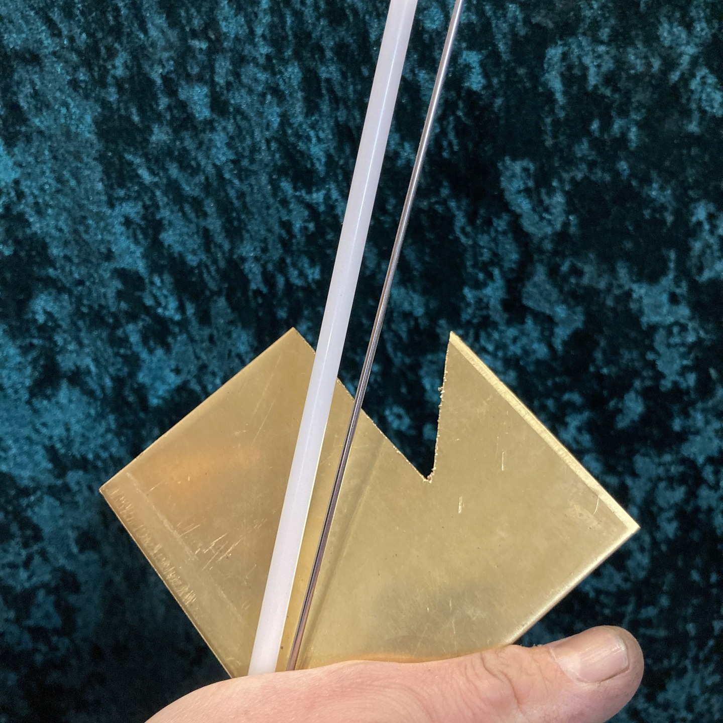 Vom rohen Material zum Endergebnis. Immer wieder faszinierend.
Ich habe hier eine Drückererweiterung für den tief Bb- Drücker an einem Pan American Tenor gefertigt.
From raw material to the final result. Always fascinating.
Here, I have made a key extension for the low Bb key on a Pan American tenor saxophone.
#wildwoodwind #connsaxophone #panamerican #saxophone #holzblasinstrumentenmacher #rixdorf #tenorsax #craftsmenship #handwerk #artdéco #silversolder