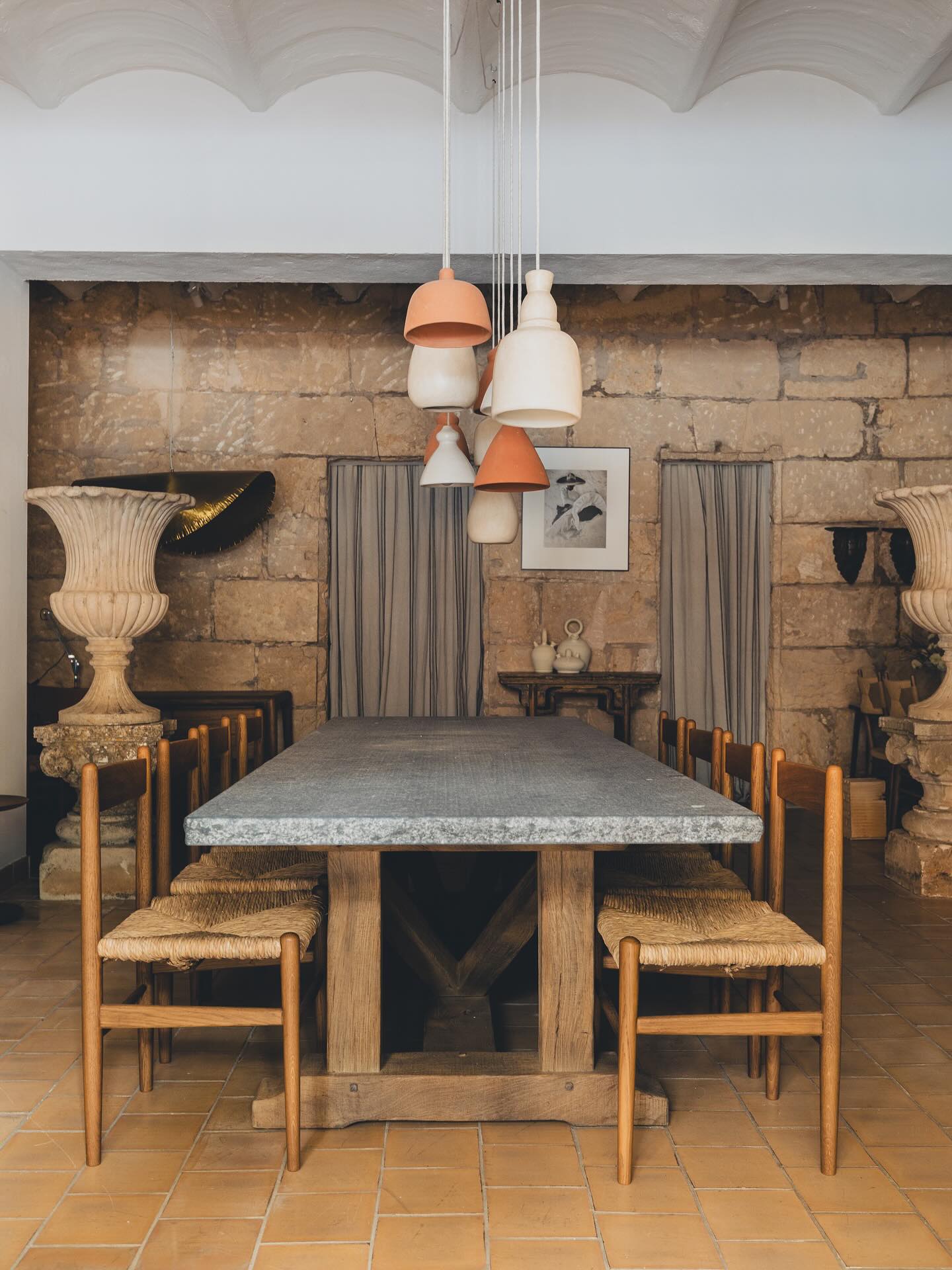 Our showroom in Palma at Calle Fabrica 73, is now open by appointment.
A space where materials, form, and craftsmanship meet in practice.
To book a visit: info@midnightblue.es / info@islahexagon.com
or call +34 971 091 432
Photography @lifestyle_mallorca