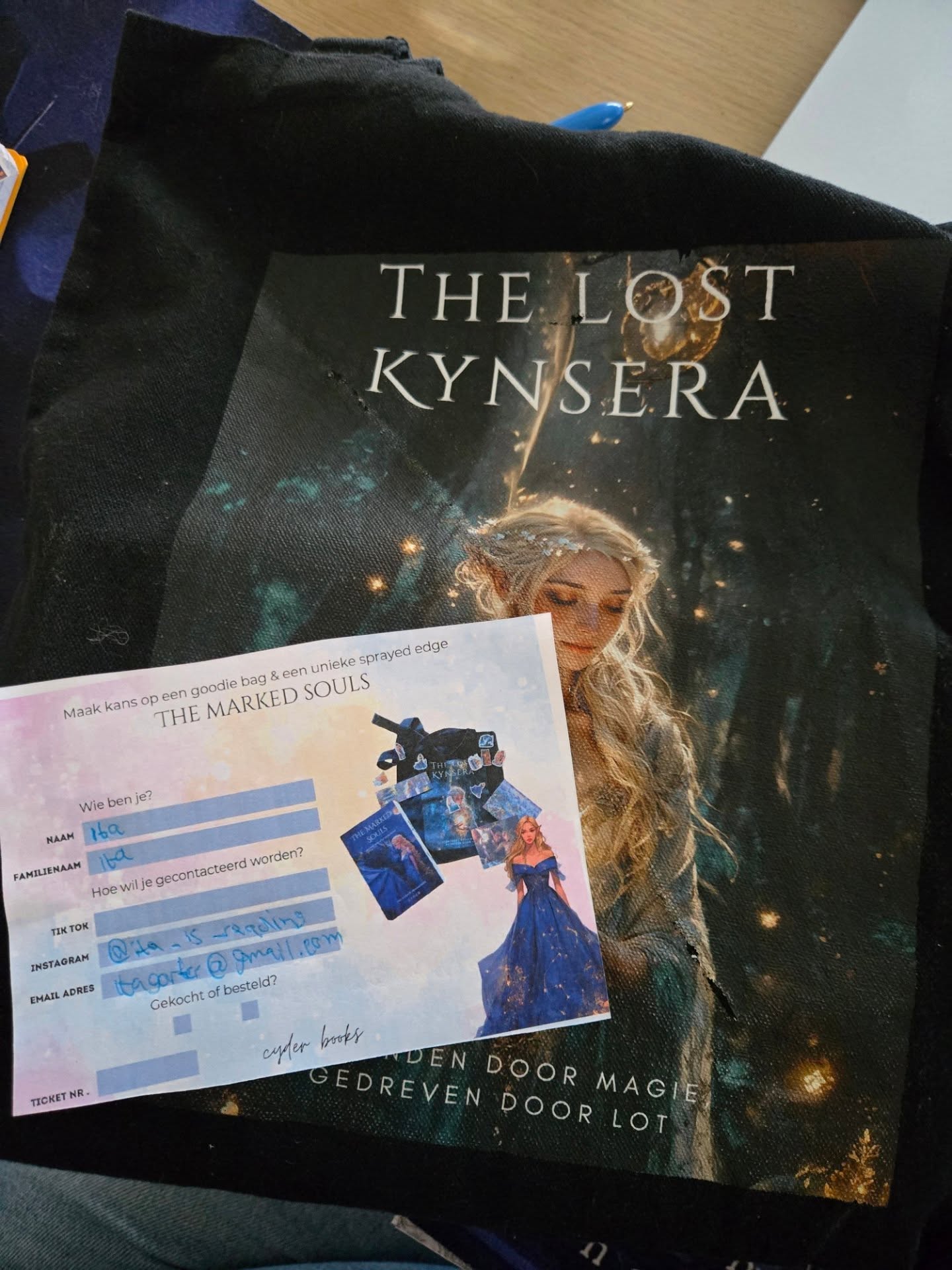 Afgelopen zaterdag tijdens het @spicyandsteamybookevent mocht ik een exclusieve goodiebag verloten met daarin o.a. een sprayed edge editie van The Marked Souls ✨📚
Vandaag is de winnaar bekend… 🎉
Gefeliciteerd @ita_is_reading! 🥳
Je mag me een berichtje sturen met je gegevens zodat ik je pakket kan verzenden.
Dankjewel aan iedereen die heeft meegedaan en langs is gekomen op het event – jullie maakten het onvergetelijk 💜
Liefs,
Cyder