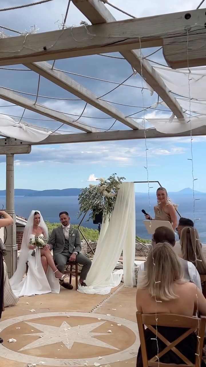 POV: @blacksheepcinema captures „some behind-the-scenes“ moments… with this magical outcome. 😭❤️
Awwww, wie schön war das bitte? Kann mich mal jemand kneifen! 😳
Stellt euch vor: Ihr seid nicht nur in einer der traumhaftesten Locations überhaupt mit einem Paar mit dem sich das „Kennenlernen“ schon anfühlte wie ein Treffen mit alten Freunden.
Sondern die Braut und du seid auch noch die allergrößten Machine Gun Kelly Fans… und dann läuft beim Einzug „Cliché“ von MGK. 🥹😭😭❤️
This was one for the books ❤️
Danke S&S! 🫶🏼
Crew:
Photographer: @blacksheepcinema
Location: @villas_rosadeventi
Event Design: @boya.events.design
Hair & Make-up: @klara.so
#destinationwedding #destinationweddingcroatia