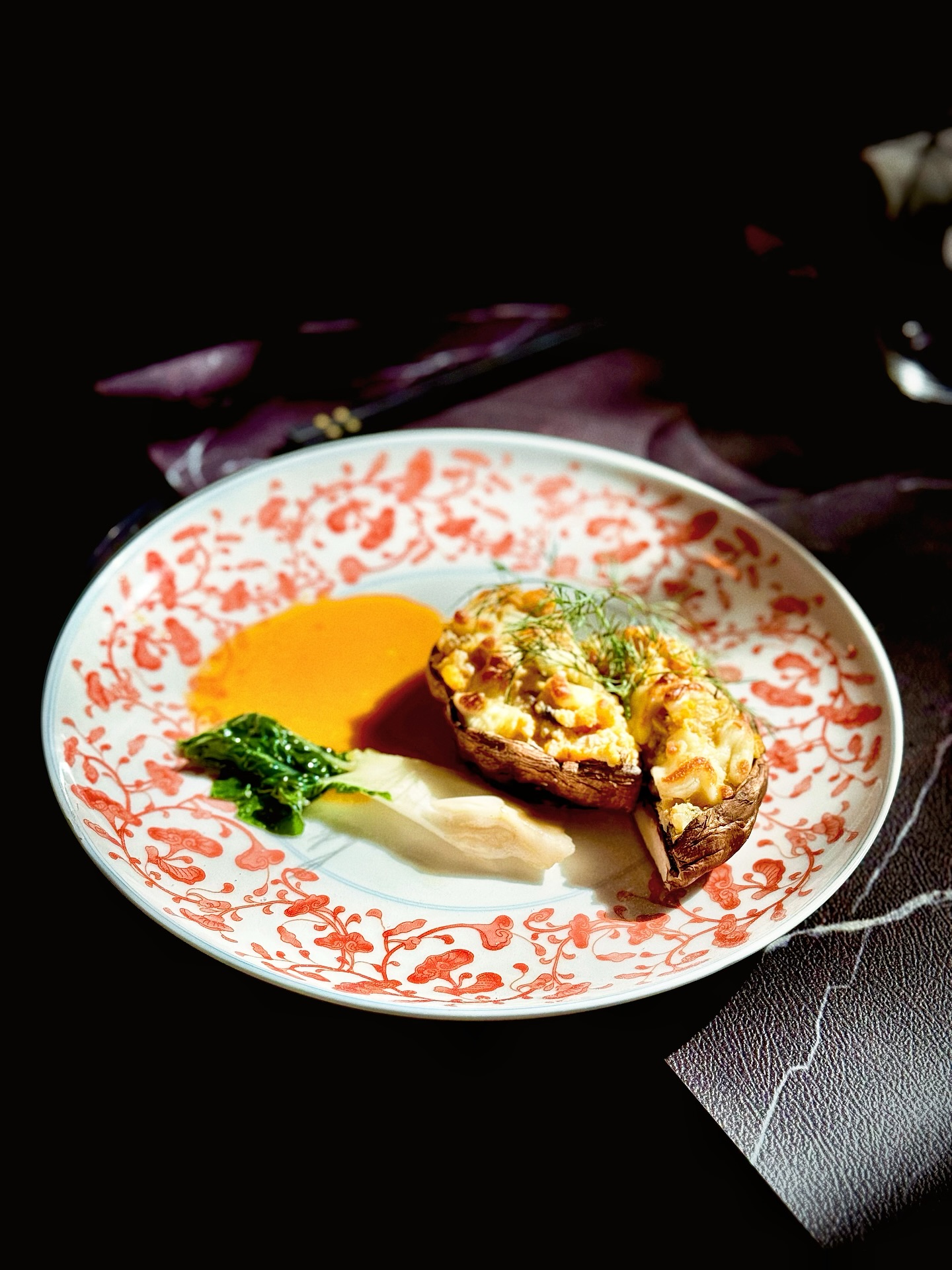 Menu du Midi
🍄✨ 【TERRE ET MER SANS FRONTIÈRES | 无界的陆与海】
Un champignon charnu abrite un “crabe végétal” 🦀🌱 — un mélange raffiné de tofu et de champignons,
évoquant la texture et la douceur du véritable crabe.
Le parmesan fondu s’y mêle harmonieusement,
avec une touche acidulée et un bok choy crémeux, offrant une ode à l’automne, entre finesse et nature. 🍁🥢
以厚实的牛排菇为主角,
包入以豆制品与蘑菇制成的「素蟹粉」🦀🌱 ——
那是江南蟹粉的植物化演绎,鲜香与细腻兼具。
帕尔马奶酪的咸香融化其中,
配以酸香酱汁与奶油小白菜,
一口之间,秋天的丰盈与清新交织🍂。
🍃 Le “crabe végétal” est un classique de la cuisine shanghaïenne traditionnelle, hérité des banquets végétariens du Jiangnan.
Les chefs recréent la saveur du crabe avec du tofu, du bambou et des champignons, offrant une version végétale subtile, raffinée et poétique — une véritable philosophie du goût. 🌿
🇨🇳 中式灵感 / Inspiration chinoise
「素蟹粉」是本帮菜中的经典名品,
起源于江南素席文化,追求“以素仿荤”的极致之美。
厨师以豆腐、笋尖与香菇丝模拟蟹粉的鲜与丝滑,
既保留了蟹粉的香气层次,又呈现植物的清雅底蕴。
它不仅是一道菜,更是一种东方的“风味哲学”。🌾
📖 Réservation: www.bistrowu.com
#素蟹粉 #本帮菜 #牛排菇 #秋日味觉 #中式创意料理 #植物料理 #gastronomiechinoise #saveursdautomne #fusioncuisine #instafood #finecuisine #hautegastronomie #shanghaicuisine #veggieart #aix #aixenprovence #aixmaville #aixenpce #aixmarseille