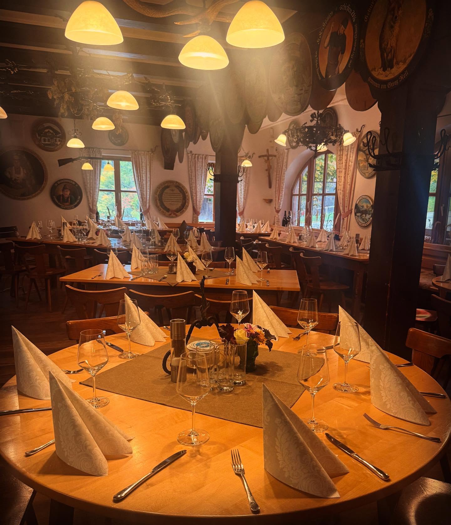 Heute Abend haben wir eine geschlossene Gesellschaft!
G‘feiert werd! 🎉🥳🍾🎊👏🍻🪅
#soulfood #genussmomente #gasthausliebe #tegernsee #tegernsee_lifestyle #tegernseegehtaus #GasthausSchießstätte #Tegernsee #BayerischeKüche #HeimatGenießen #NeuAufInstagram #tegernseelove #tegernseetal #tegernseeerleben #tegernseeliebe #tegernseelifestyle #tegernseehell