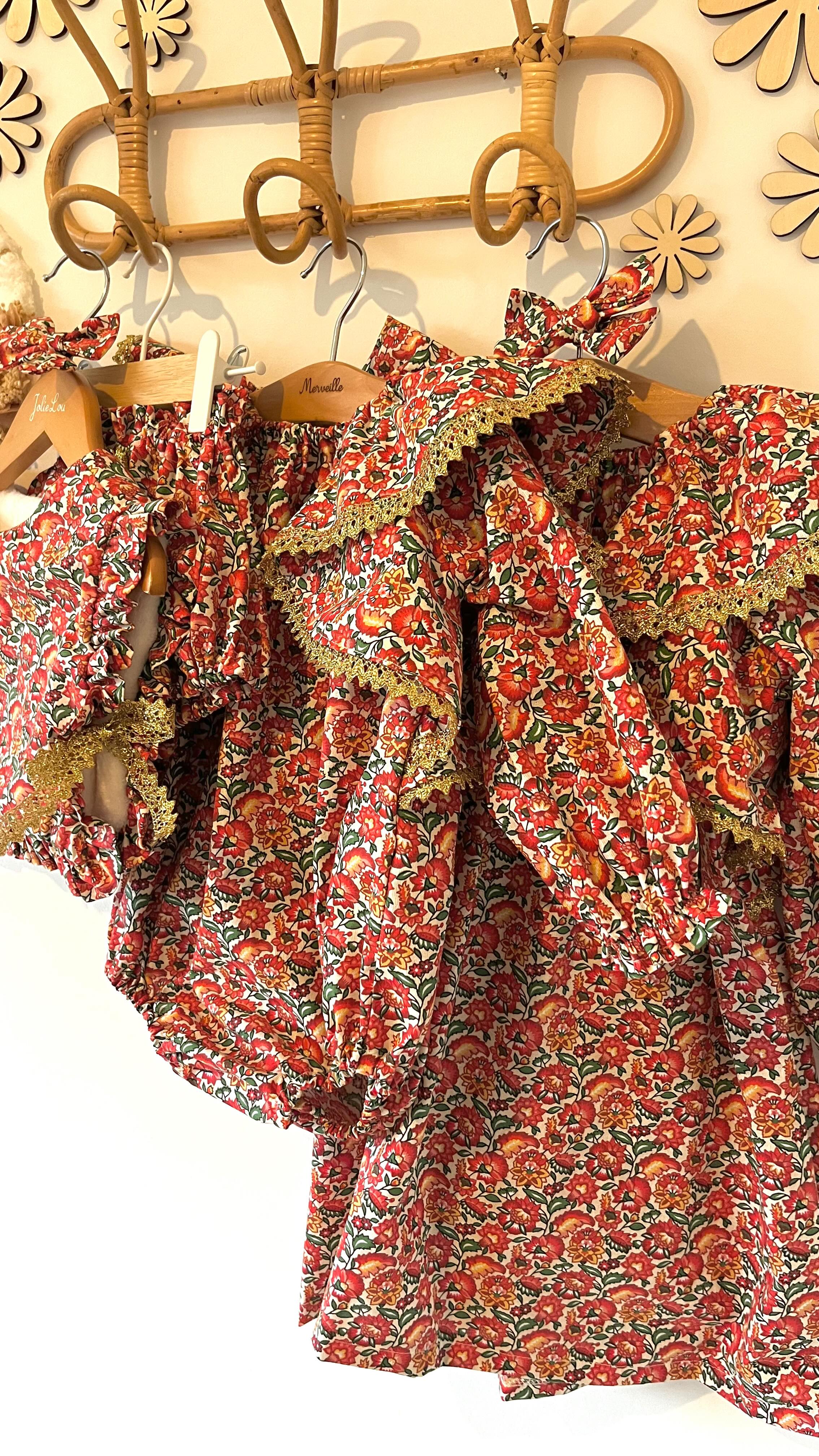 ✨Collection Noël✨
J’ai craqué sur cet imprimé qui n’était pas prévu au programme et finalement 😍
Voici donc la barboteuse, la robe et l’ensemble Fleurs de Noël … déjà disponible sur le site internet !🎄
Dis moi sur quel modèle de la collection Noël tu craques ?💃
#barboteuse #creatricefrancaise #babygirl #babylook #madeinlille #bloomer #lookforchristmas #noël #sosweet