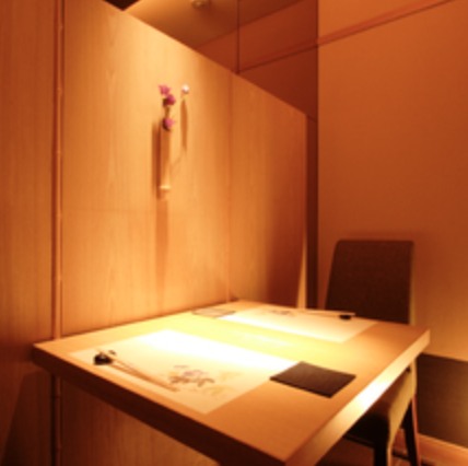 恋人との特別な時間を彩る六本木和食。
和食好きな恋人を連れて行きたい、大人の隠れ家『御曹司 松六家』。
2名様から利用できる完全個室で、落ち着いた雰囲気の中ゆったりと食事を楽しめます。
接待にも選ばれる格式ある空間だからこそ、安心して大切なデートに利用できる一軒です。
たっぷり2時間滞在可能の【極み_御曹司松六家会席】コースで、普段は味わえない職人料理を堪能してみませんか?
心温まる和食料理と個室空間が、二人だけの特別な時間を演出します。
◆ 人気メニューのご紹介 ◆
〈コース〉
【極み_御曹司松六家会席】
仙台牛フィレ肉の炭火焼きやきんき煮付け等を贅沢に堪能できる全8品(2時間滞在可能)23,000円 (税込)
〈料理〉
のどぐろ炭火焼き 一尾 14,000円~
特撰!鶏の水炊き鍋 5,000円
A5ランク 黒毛和牛炭火焼き ランプ 100ℊ 7,000円
〈ランチ〉
1日限定10食!「極上黒毛和牛ひつまぶし御膳」 3,800円
※詳細は食べログをご覧ください。
◆ ご予約はお早めに ◆
接待や会食、記念日など大切な時間を過ごす場所だからこそ、早めのご予約がおすすめです。
個室の種類もご相談いただけますので、ご希望がございましたらお気軽にお問い合わせください。
◆ アクセス・営業時間などの基本情報 ◆
店名:御曹司 松六家(おんぞうし まつろくや)
住所:東京都港区六本木4-10-2荒川ビル1F
アクセス:六本木駅 徒歩1分(一本路地を入った静かな立地)
営業時間:
【ディナー】17:00~22:30
定休日:日曜
六本木で上質な和の時間を、御曹司 松六家で。
皆さまのご来店を心よりお待ちしております。
◆ Basic information such as access and business hours ◆
Name: Onzoushi Matsurokuya
Address: Arakawa Bldg. 1F, 4-10-2 Roppongi, Minato-ku, Tokyo
Access: 1 minute walk from Roppongi Station (quiet location down an alley)
Business hours:
【Dinner】 17:00-22:00
Closed: Sunday
For a quality Japanese experience in Roppongi, come to Goseiji Matsurokuya.
We look forward to serving you all.
롯폰기에서 고급스러운 일본식 시간을 저희 가게에서.
여러분의 방문을 진심으로 기다리고 있습니다.