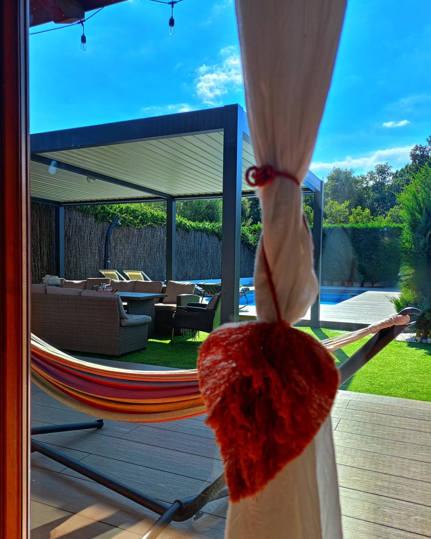 Cuando la luz natural te abraza, todo se aquieta.
En cada rincón, un gesto que invita a quedarte.
Una calma que no hace ruido, pero se siente.
Una escapada con encanto para volver a ti. ✨
👉🏼 Guárdalo para tu próxima escapada.
#CaLaMary #luznatural #casaconalma #escapadacostabrava #slowliving