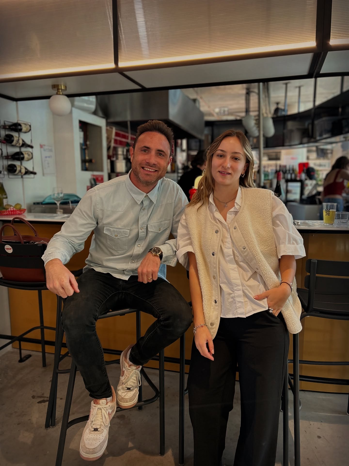 ❤️ MERCI Mathilde ❤️
Aujourd’hui, on voulait prendre un moment pour mettre à l’honneur Mathilde, notre responsable communication en alternance depuis 2 ans chez Paella del Pueblo 🇪🇸
Deux années de créativité, d’énergie et de bonne humeur, pendant lesquelles elle a contribué à faire grandir notre image, notre communauté et nos projets 🔥
Des shootings aux posts Insta, en passant par les événements et la cuisine… elle a toujours répondu présente, avec passion et polyvalence 💪
📸 Cette photo, prise aux @halles_vedasiennes chez @bouillonpopotestjeandevedas , marque la fin d’une belle aventure et le début de la sienne ✨
Merci pour tout Mathilde 🙏 tu laisses une vraie empreinte chez Paella Del Pueblo 👏
On te souhaite le meilleur pour la suite 🙌
#communication #alternance #responsablecommunication #communitymanager #marketingdigital #Montpellier #traiteurmontpellier #saintjeandevédas #montpelliernow #evenementiel #teamwork