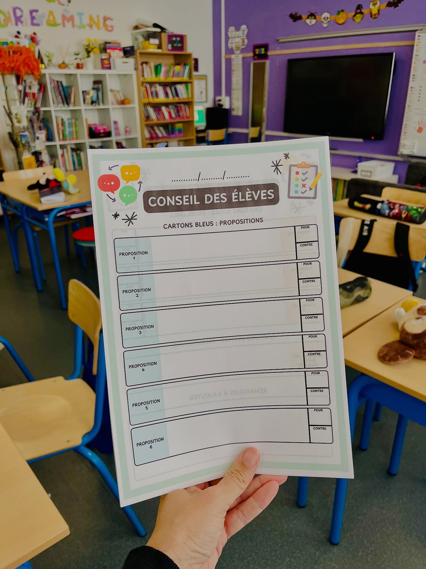 C•O•N•S•E•I•L
▶️ Si vous avez besoin du matériel présenté pour votre classe n’hésitez pas à me le dire en commentaires.
Cette année ce sont mes délégués qui sont en charge du conseil que l’on fera désormais tous les 15 jours.
J’ai animé le 1er mais ensuite c’est eux qui s’en chargeront tout au long de l’année.
J’ai mis en place une fiche pour que le secrétaire de séance puisse prendre des notes plus facilement et puisse préparer le conseil en amont avec les propositions et les prénoms des élèves à interroger notés sur la fiche.
Avant j’avais un cahier mais c’était compliqué pour eux de gérer la mise en page et ce n’était pas très clair.
J’ai donc décidé de créer cette petite fiche en lien avec mon fonctionnement.
Cette année j’ai aussi remis en forme les cartons pour écrire dessus car ils étaient en piteux état après plusieurs années de bons et loyaux services. Je les plastifie comme ça on s’en sert pendant plusieurs années et pas besoin de courir à la photocopieuse quand on a oublié d’en refaire.
Mon affichage quand à lui est resté le même ! J’avais pris le modèle des @maitresses_en_baskets que j’avais assorti à ma déco de classe car je trouvais leur texte super bien tourné.
Pour les cartons :
🩵Les propositions sont votés uniquement si je donne mon accord.
🩷Les critiques ont lieu uniquement si j’ai validé avant et que ça concerne toute la classe. Le conseil n’est pas un tribunal.
🤍Les félicitations sont libres !
Nous terminons d’ailleurs par les félicitations pour donner une note positive au conseil.
Est ce que vous faites un conseil des élèves vous aussi ?
N’hésitez pas si vous avez des questions.
Bonne soirée
Maitresselili_lh ✨
#maitresselililh #teampe #cycle3 #cm1 #cm2 #conseildesélèves #conseilcooperatif