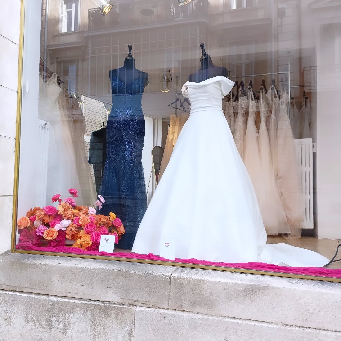 Vitrine d'octobre pour @heramariage_ à Poitiers
#decoration #vitrine #heramariage #thelittlefactory86 #robedemariée #poitiers #boutique #october #fushia #orange