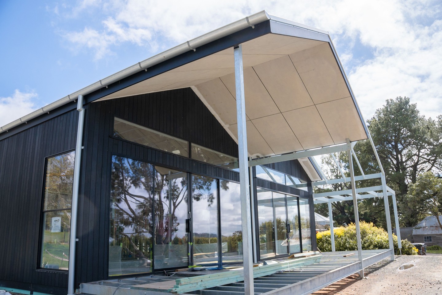The Newham extension is now at lock-up, with the pergola frame tying into the strong gable form. The large windows are a great way to let the Macedon Ranges countryside into the space.
.
.
.
.
.
#buildtrend #buildtrendhomes #masterbuilder #sustainablebuilding #victorianbuilder #macedonranges #macedonrangesbuilder #australianarchitecture #architecturevictoria #newham