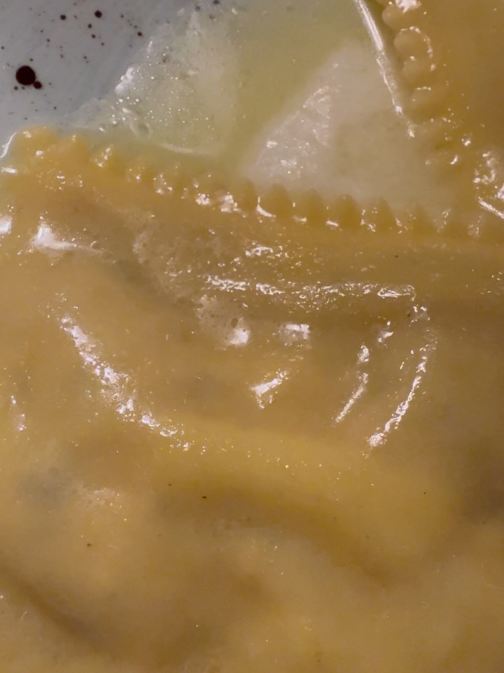 #daRossino
RAVIOLI di RADICCHIO TARDIVO e ASIAGO
su CREMA di TALEGGIO e PERE al VINO ROSSO 🍷
Profumo d’autunno nel piatto e sapori che scaldano il cuore ❤️
Un morso e vi sembrerà di essere davanti al camino, con la forchetta in una mano e un bicchiere di rosso nell’altra.
A ‘sto gir, ghe n’è mia avanzaa nench’un raviòl!
#osteriarustica #ilrusticochecipiace