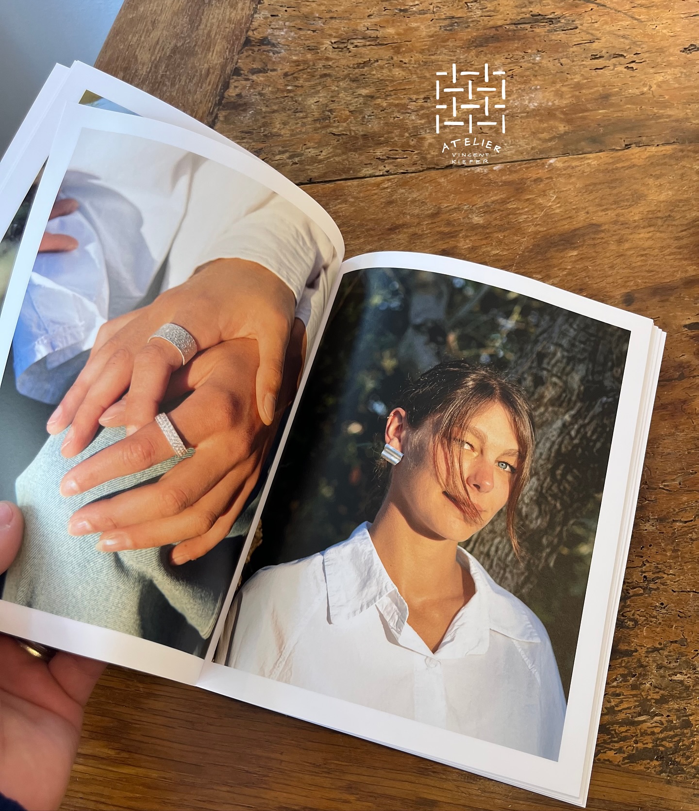 Neu für Euch hier bei mir im Atelier! Ein Booklet mit Bildern zu meinen Unikaten. Getragen von Lisa, Lena und Vincent.
Kommt vorbei und lasst Euch inspirieren.
@ateliervincentkiefer
#schmuck #unikatschmuck #göttingen