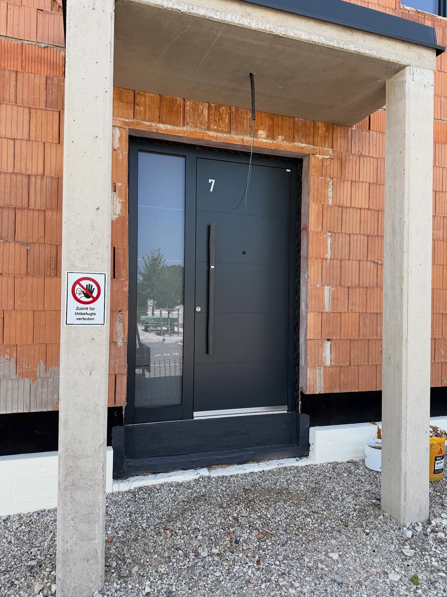 Modern, sicher und einfach praktisch 💪🏻
Das Modell AGE 1044 öffnet sich mit dem Inosmart-Fingerprintsystem – Finger drauf und Tür auf 👆🚪
Kein Schlüssel, kein Suchen, einfach reingehen und ankommen 👍🏻
Die Haustür der neuen Eigenheimbesitzern ist Hochwertig verarbeitet, hat ein schönes Design und bietet jeden Tag ein Stück Komfort mehr. ✨
#inotherm #inosmart #elektrischerspion #hausnummer #anthrazit #haustür #fingerprint #sensor #eingang #modernliving