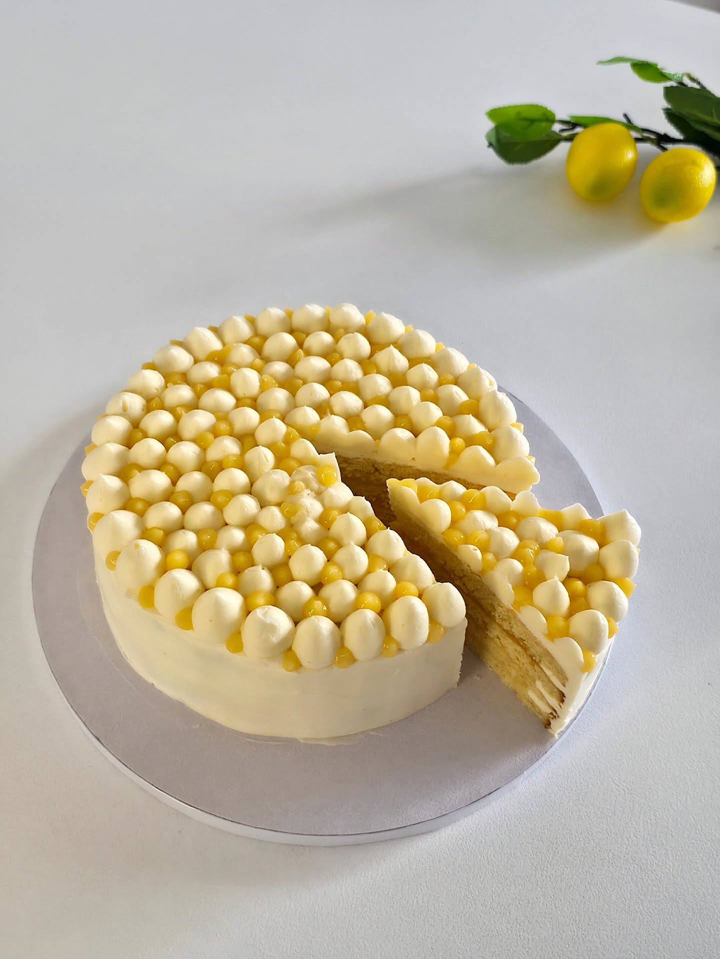 Lemon cake 🍋 💛
.
.
.
.
.
.
#lemoncake #lemon #lemonbaking #birthdaycake #cake #lemoncurd