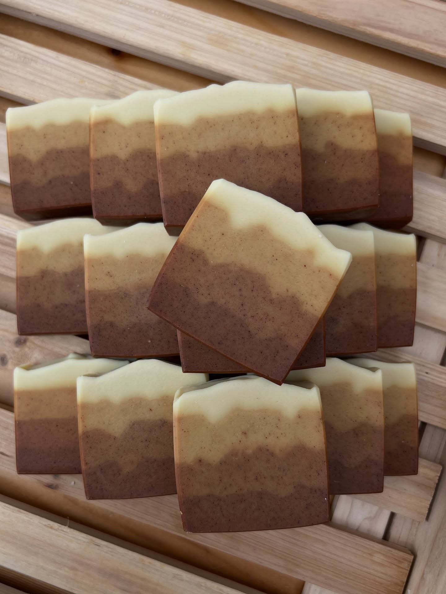 Fresh batch of Ginger bevelled, all boxed up and ready to go! 🍂
This bar combines invigorating ginger essential oil with turmeric powder to create a soothing and anti-inflammatory cleanser, perfect for sensitive skin.
.
#goatsmilksoap #allnaturalskincare #handmadesoap #familyrunbusiness #madeinyorkshire