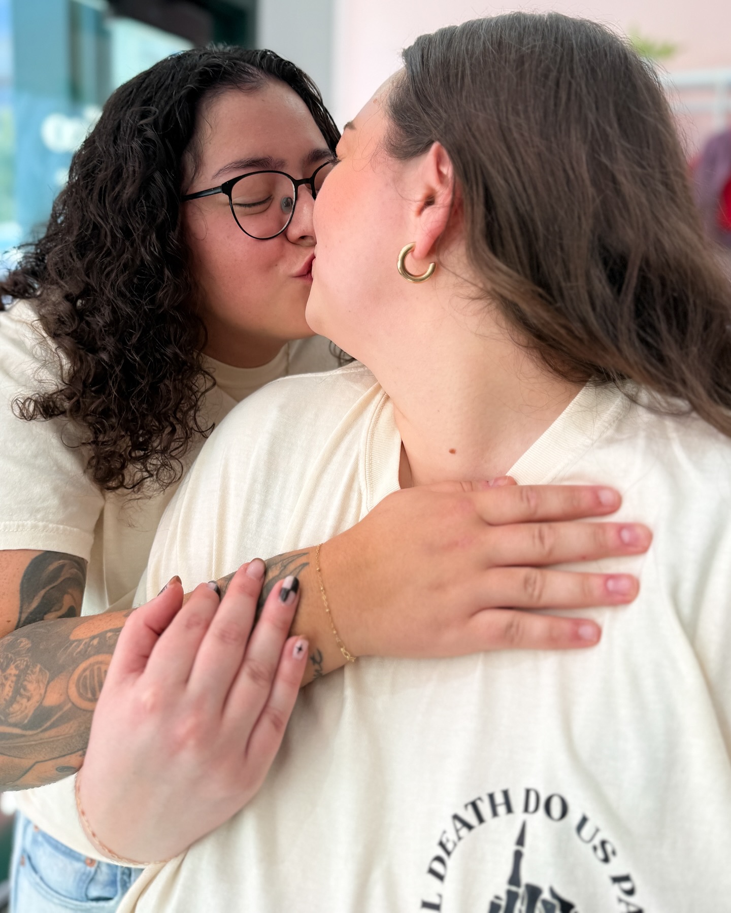 Happy engagement to these cuties! 💞 Nothing says Spooky Season bachelorette like Frankenchain infinity bracelets! 👻
#infinitybracelet #permanentbracelet #permanentjewelry