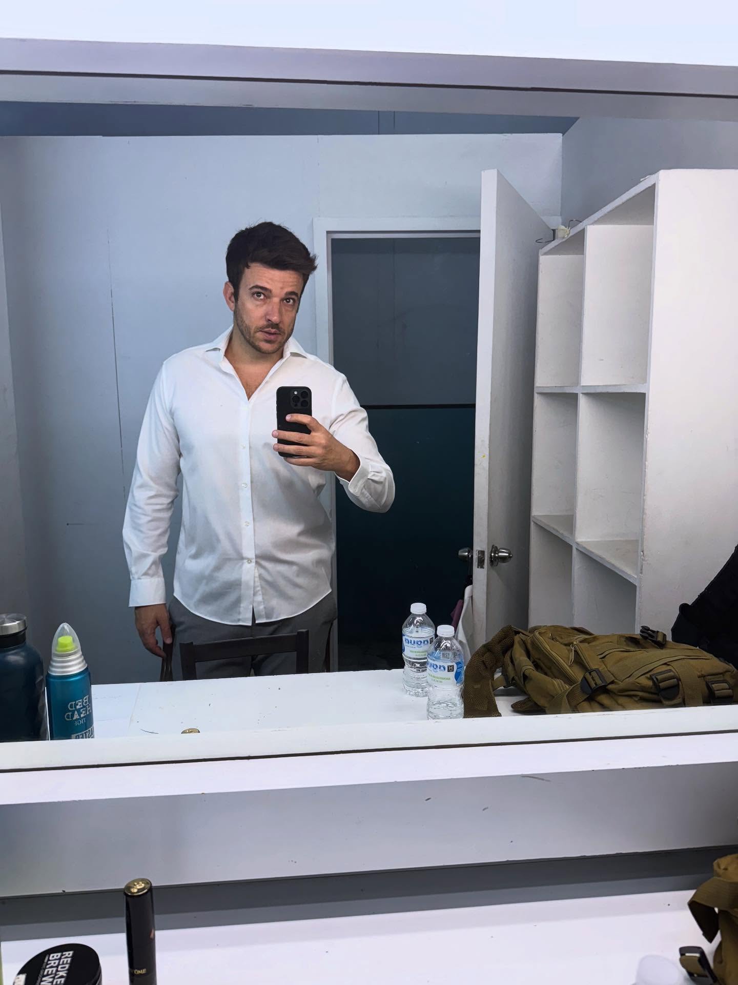 Una Mala Película 🎬
Rodaje de Cineminutos con
dirección de @pamcaloca .
En el set con la compañera @gabriela_raol
Escrito por Victor de la Mora y Gerardo Arriaga.
Una realización de @carana.tv .
Gracias a @pamrabiella y a toda la banda 🙌🎥