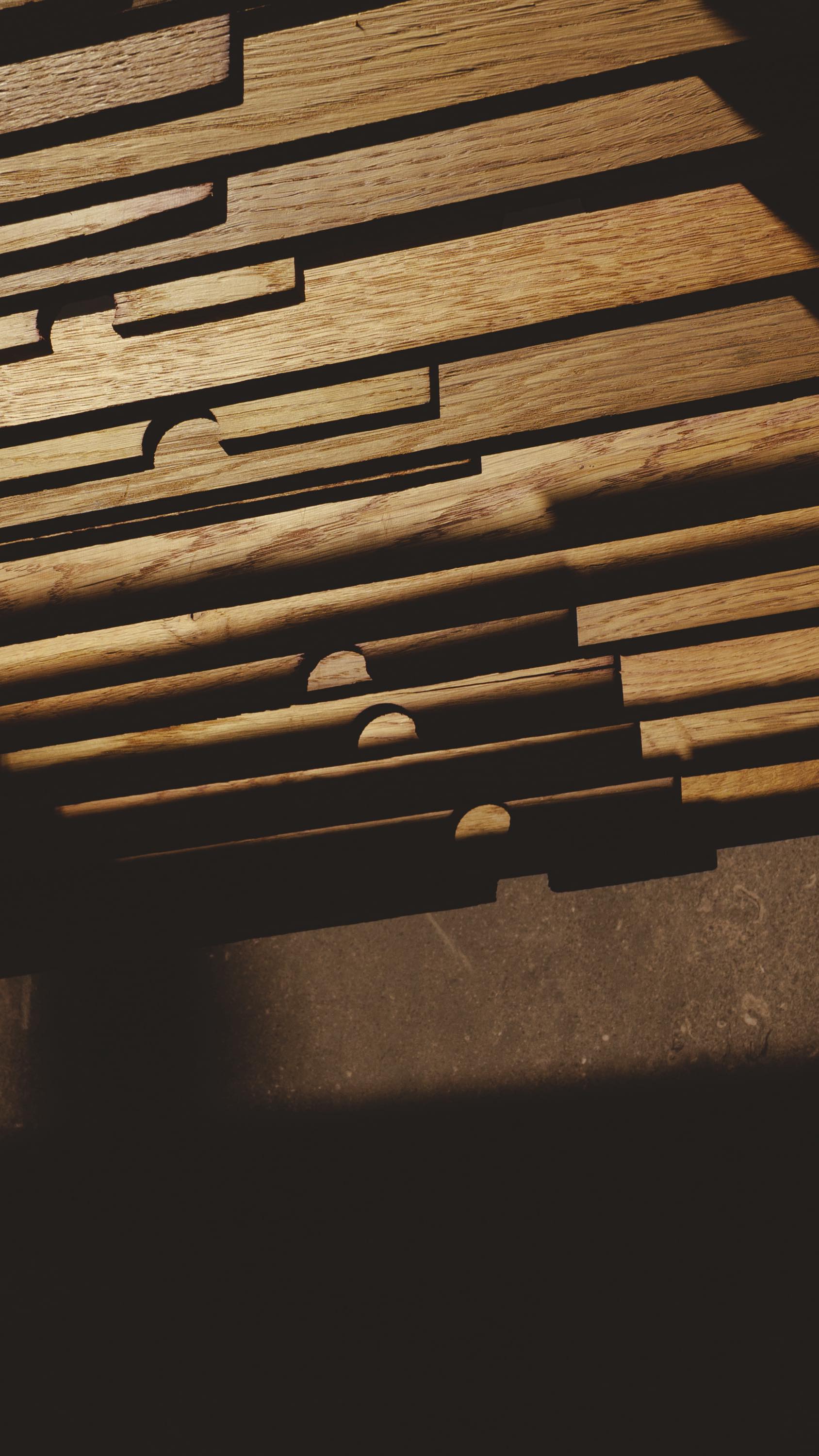 En @pizarrastudio nada se pierde, todo se transforma. 🌱
Con los retazos de madera que sobraron del portal de entrada, creamos este cielo de duelas en los baños de @miscelaneo.bar.
Roble francés recuperado de la industria vitivinícola, piezas únicas, distintas entre sí, con cortes, cantos morados y huellas del vino.
Armamos un patrón con luz y sombra, una piel suspendida que flota sobre el espacio. Una instalación hecha a pulso, pieza por pieza.
Un gesto de diseño que transforma el descarte en atmósfera.
🌿 Diseño circular
Ponle #estrategia, #creatividad y una buena cuota de #arte.
#DiseñoCircular #InteriorismoChile #DiseñoDeInteriores #MaderaRecuperada #RetailDesign #InstalaciónArtística #ArquitecturaInterior #CeilingDesign #AtmosphericDesign #PizarraStudio #MisceláneoBar #SustentabilidadCreativa #DiseñoSustentable #ReclaimedWood #RobleFrancés #ArteYDiseño