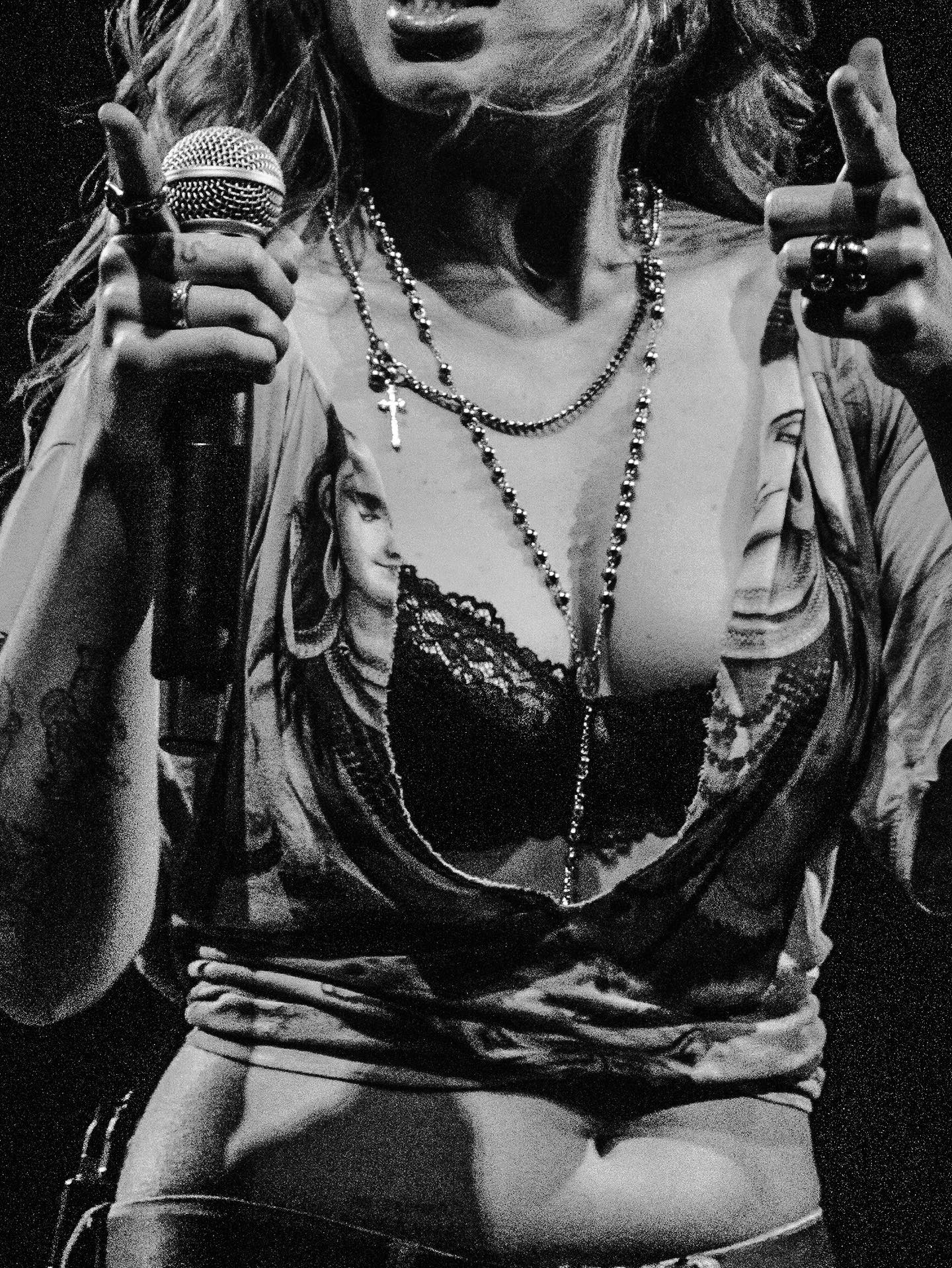 Indicada ao Grammy Latino, Carol Biazin (@carolbiazin) fez uma performance eletrizante para um Circo Voador lotado nesse sábado. 💛
Entre surpresa emocionante dos fãs e pedido especial na setlist, ela provou o porquê de ser uma das artistas mais influentes do pop atual brasileiro.
Confira a resenha + galeria completa de fotos no nosso site.
✍️ Carol Telles
📷 @carolmarins.jpg