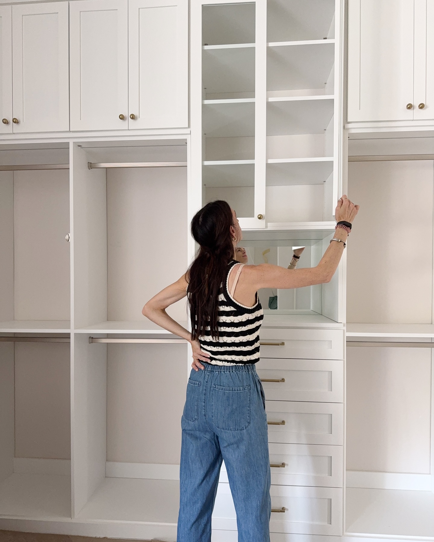 Endless possibilities for the homeowners to organize their new closet! The combination of glass and closed storage strikes the perfect balance to display what you love & conceal what you don’t. Grateful to @lindross_remodeling for bringing me onto this beautiful project 🤍 Things are looking fresh & luminous over here #ClosetDesign #CustomCloset #DesignDetails #ClosetEnvy