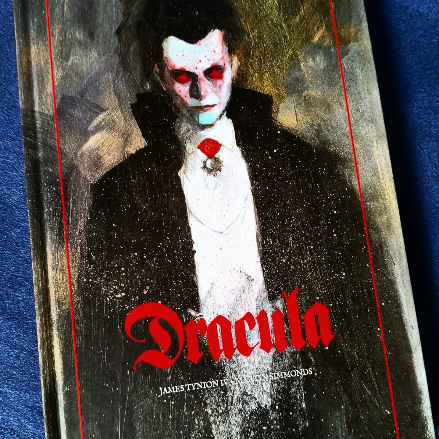 Universal Monsters Dracula comics book by James Tynion IV and Martin Simmonds.
It's not secret that I have a deep love for Universal Monsters (quite the opposite for Universal though lol) so I took their first comics Dracula out of curiosity (you also know my Monster Trinity is Dracula, Frankenstein's creature and Jekyll/Hyde). I was absolutly stunned by the amazing arts by Martin Simmonds. This alone is enough to justify taking a look at this book.
It's a nice story, I can't wait to grab the others Monsters.
