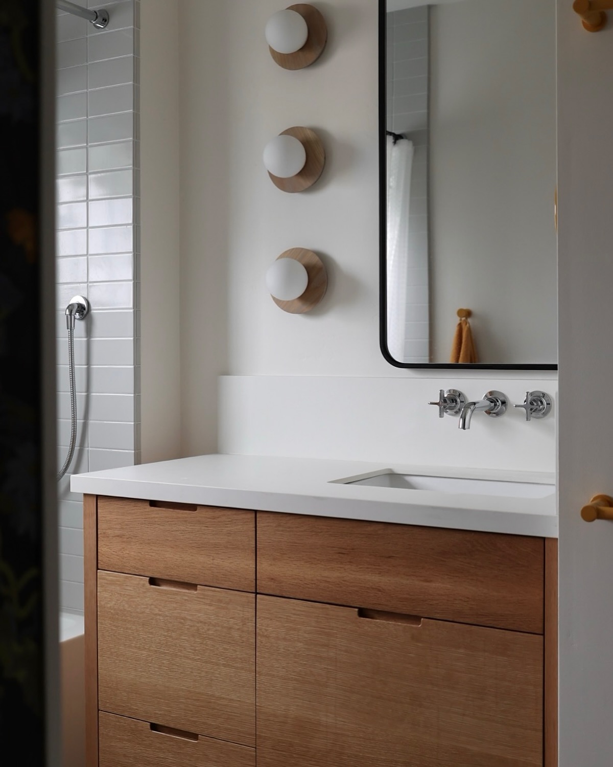 Take a peak at this vanity and bathroom design!
from the recent Pleasure Point project.
GC: @etcutlerconstruct
Interior Design: @christie_hausmann_design
photo: @b.ritt.back