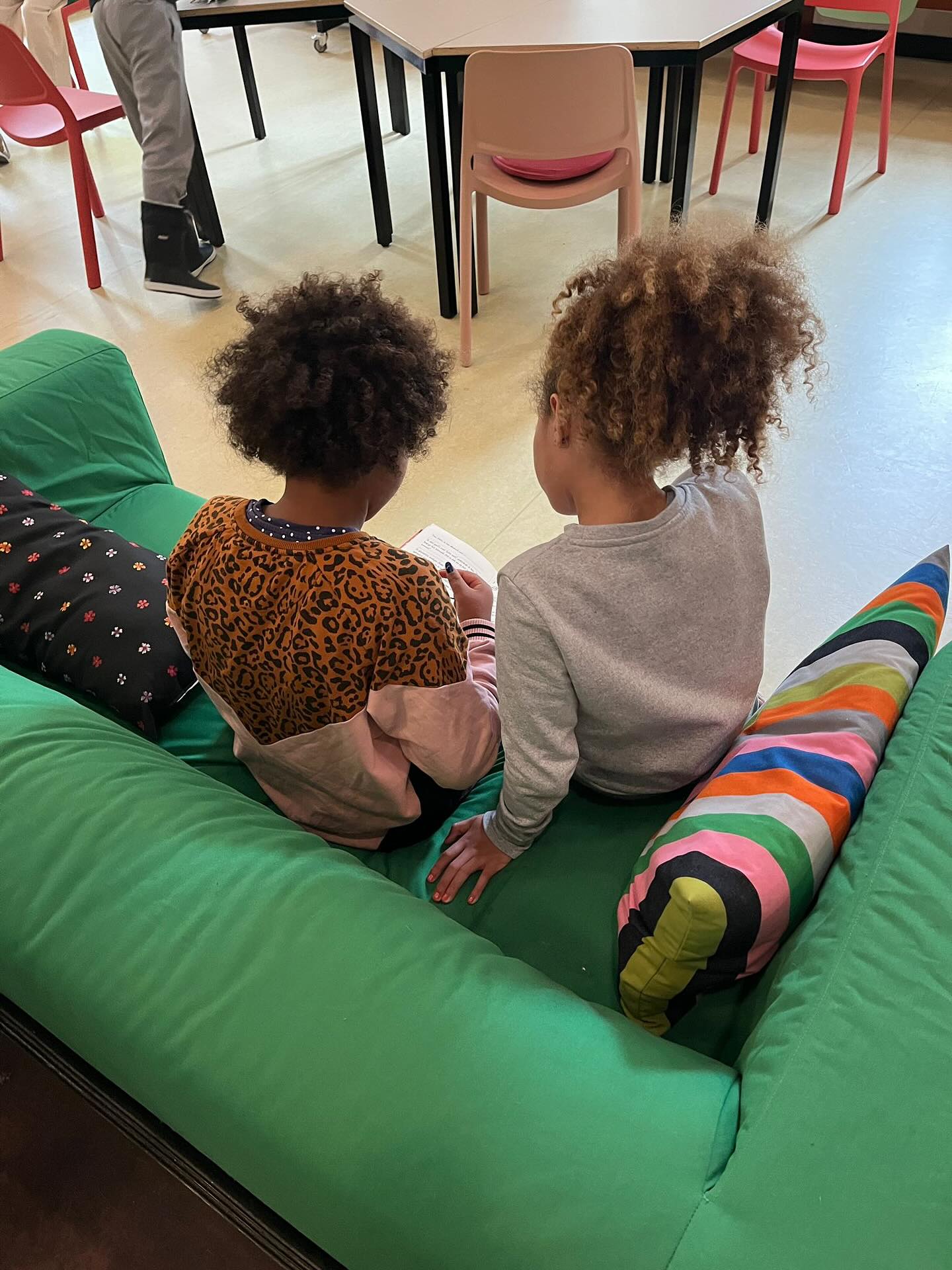 Tijdens de Kinderboekenweek mag iedere dag een kind het ‘leesalarm’ laten afgaan. Lekker lezen maar! 😊📖