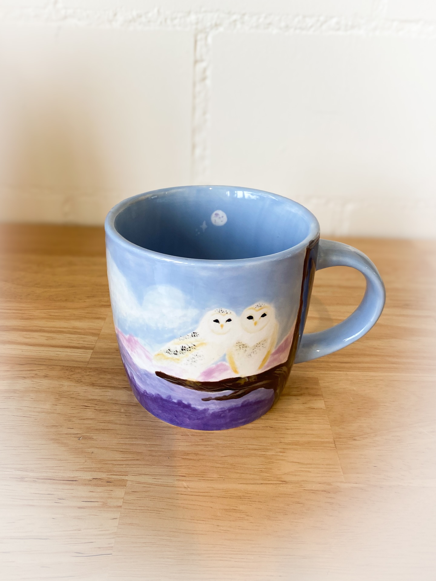🦉✨ Diese kleinen Eulen sind auf einer Tasse gelandet – handgemalt beim Keramikmalen 🖌️💛 Jeder Pinselstrich macht sie einzigartig!
Komm vorbei, such dir dein Lieblingsstück aus und gestalte dein eigenes Kunstwerk – ganz entspannt, kreativ und bunt 🎨☕️
#Keramikmalen #Kreativzeit #Eule #werk2go #HandmadeArt #Selbstgemacht #Tassenliebe #Kreativzeit #Keramikstudio #Entschleunigung #kreativseinmachtglücklich