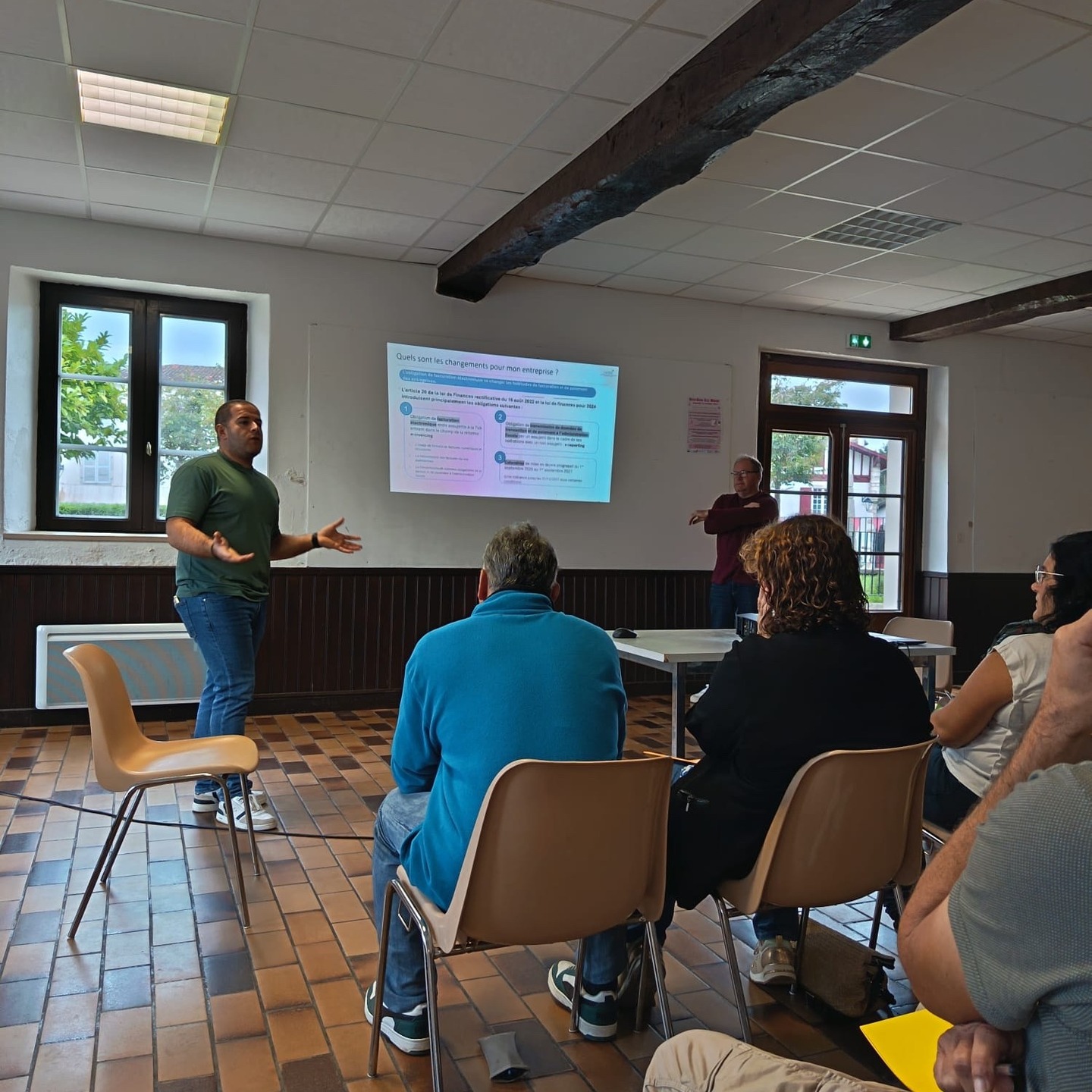 Les midis de l'ADER poursuivent leur belle dynamique.
Après Ispoure et Tardets, la réunion d'information de ce jour à Bardos s’est très bien déroulée, avec un taux de satisfaction de 93 % sur le contenu proposé.
Nous avons abordé les enjeux de la facturation électronique, son arrivée prochaine, et les moyens de s’y préparer efficacement. L’ADER met en place des outils concrets et des formations pour accompagner ses adhérents dans cette transition.
Les sujets de la PAC, du Certiphyto et du plan de formation ADER, éligible au VIVEA, ont également été présentés, afin de soutenir les exploitants agricoles dans leurs démarches.
Prochaines réunions d'information :
Baigorry : 14 octobre après-midi
Toulouse (École de Purpan) : 15 octobre de 14h à 17h
Salon-de-Provence : 6 novembre
N'hésitez pas à vous inscrire et à en parler autour de vous pour rester informés des évolutions et des nouveautés.