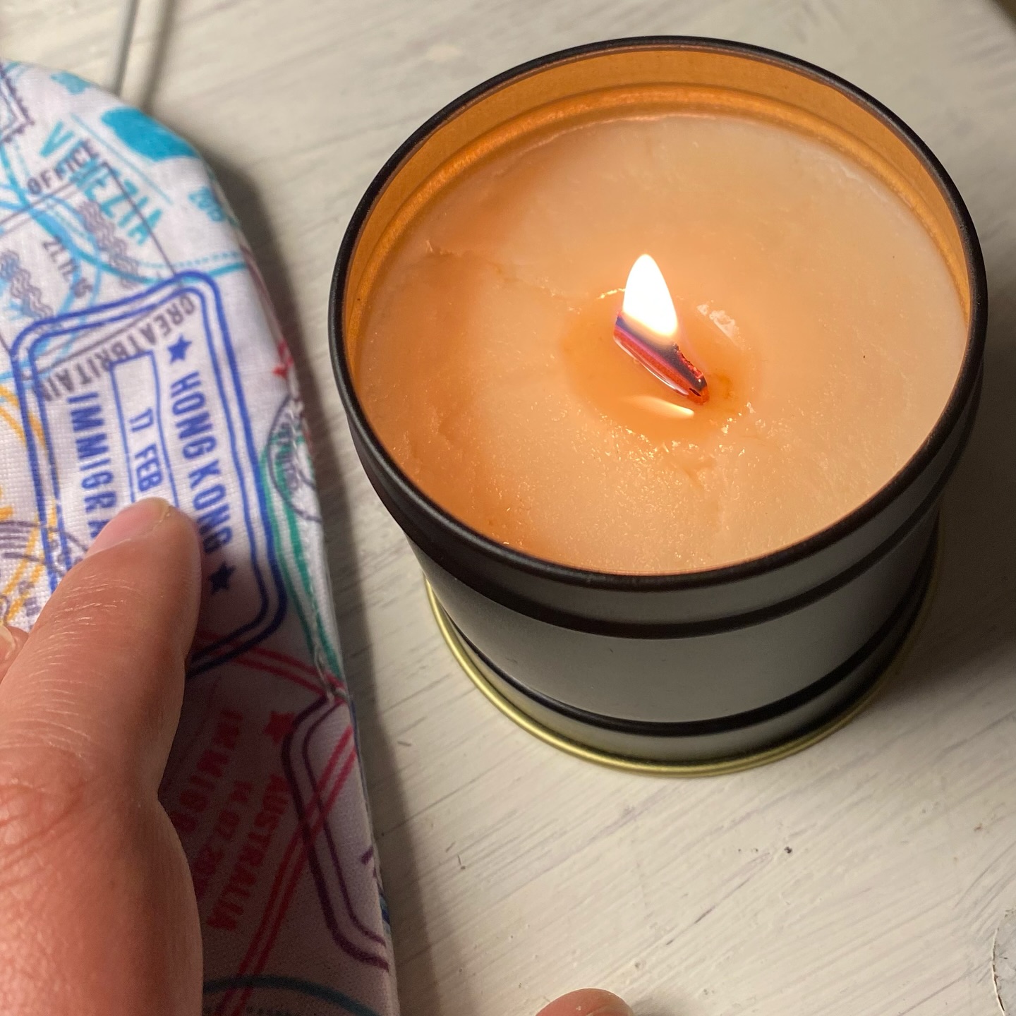 ✨ Piccoli Lussi – dein Lichtmoment to go.
Klein, handgemacht und bereit, dich überall zu begleiten.
Ob auf Reisen, im Büro oder zu Hause – diese Mini-Kerze bringt Wärme, Stil und einen Hauch von Luxus in jeden Moment. 🕯️💚
Manchmal braucht es nur eine Flamme, um Wärme zu spüren,
einen Hauch Duft, um sich zu Hause zu fühlen – egal wo du bist.
Weil echte Gemütlichkeit keine Größe braucht.
#arnacandles #arnacandlespiccolilussi #kerzenliebe #minikerzen #travelessentials # #homeglow #kleinefreuden #wohlfühlwohnen