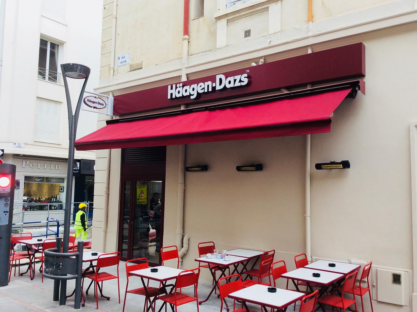 📍 Cannes, Rue hoche
💡 Enseigne lumineuse & Stores