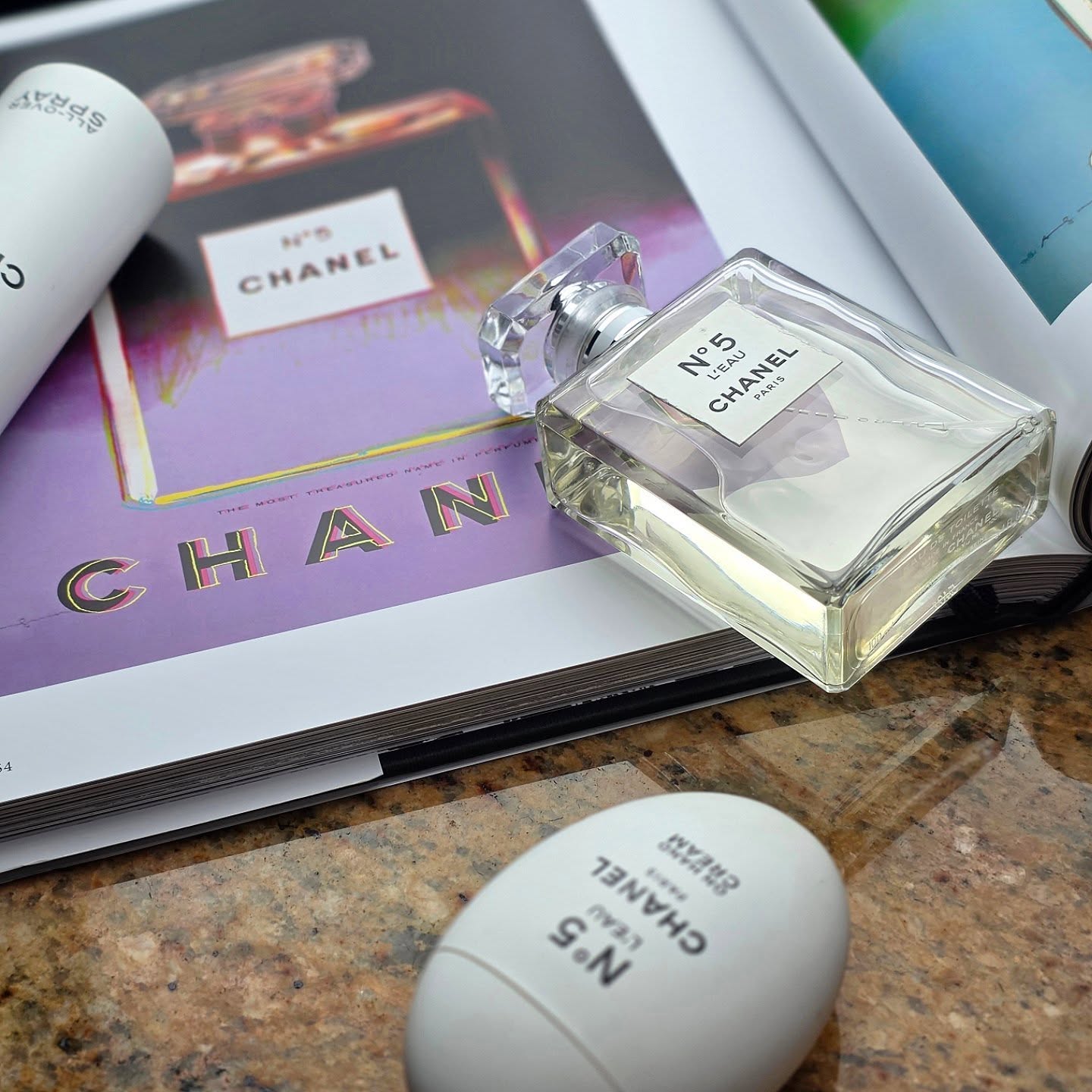 The only No. 5 you need, Chanel L'eau.
.
.
.
.
.
.
Top notes are Aldehydes, Lemon, Neroli, Bergamot, Mandarin Orange, Lime and Orange; middle notes are Ylang-Ylang, Jasmine and May Rose; base notes are White Musk, Orris Root, Cedar and Vanila.
.
.
.
.
.
.
#designerperfume #perfumecollection #perfume