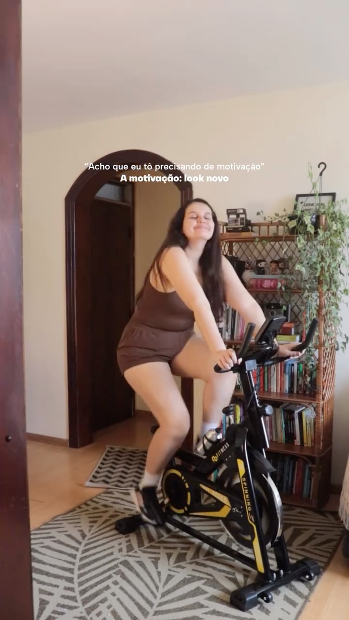 Baseado em fatos reais, tava desmotivada até o interfone tocar 😅
Amando meu lookinho novo da @insiderstore 🤎✨