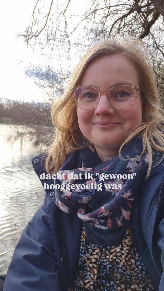 Ik dacht dat het gewoon bij me hoorde. 🤷🏼♀️
Snel moe zijn.
Niet veel aankunnen.
Veel slapen.
Snel overprikkeld.
Nog steeds ben ik gevoelig.
Nog steeds zie en hoor en voel ik meer dan anderen.
Maar het trekt me niet meer zo leeg als voorheen. 🫠
De verandering?
Ik kan mijn energie weer bij me houden.
Mijn energie lekt niet meer weg naar anderen of alle to-do's. Hij lekt niet meer continu van me weg.
Ik kan mijn energie weer makkelijk terughalen.
Bij mezelf houden.
En mezelf weer opladen.
Hoe stroomt jouw energie?
Wil jij ook stil staan bij waar jouw energie weglekt? Comment dan eens met 'REFLECTIE1' hieronder en ik stel je er een paar vragen die je helpen bewuster te worden van jouw energie.
En hoe je die weer helemaal bij jezelf houdt 💪🏻