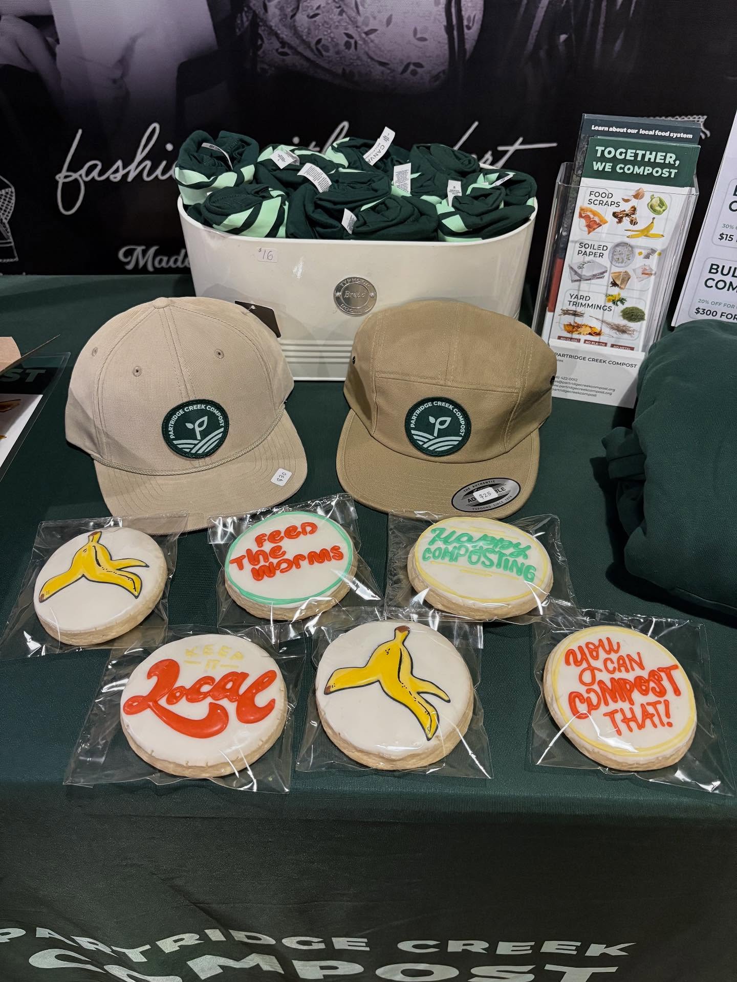 Last Friday we spent the evening at the Gossard for the First Fridays Art Walk in Ishpeming! A special thanks to @gimmedoozers for creating some custom cookies for new curbside sign ups. Check out their upcoming cookie classes-featuring on site composting. ✨🍪
#composting #curbside #cookies