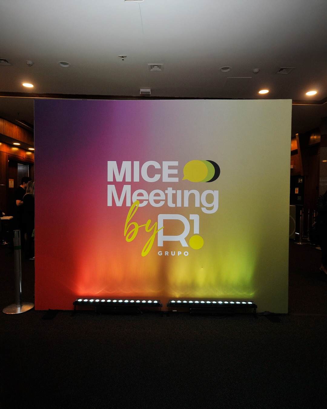 O Mice Meeting byR1 grupo é o ponto de encontro da cadeia produtiva do setor de eventos, um espaço para troca, aprendizado e novas conexões.
A Kiron esteve por trás de toda a identidade visual dos materiais gráficos aos digitais, da cenografia aos motions exibidos nos telões.
Cada detalhe foi pensado para criar uma atmosfera única, em que tudo conversasse entre si: crachás, brindes, ambientação e conteúdo.
A estética partiu das cores originais do evento, verde e laranja, mas ganhou o toque roxo para trazer frescor, inovação e um tom mais vanguardista.
O resultado é uma identidade moderna, viva e perfeitamente alinhada ao propósito do encontro.
✨ Porque design, quando bem pensado, não apenas comunica, cria experiências.
#Kiron #MiceMeeting #CaseDeSucesso #DesignComPropósito #IdentidadeVisual #Eventos
