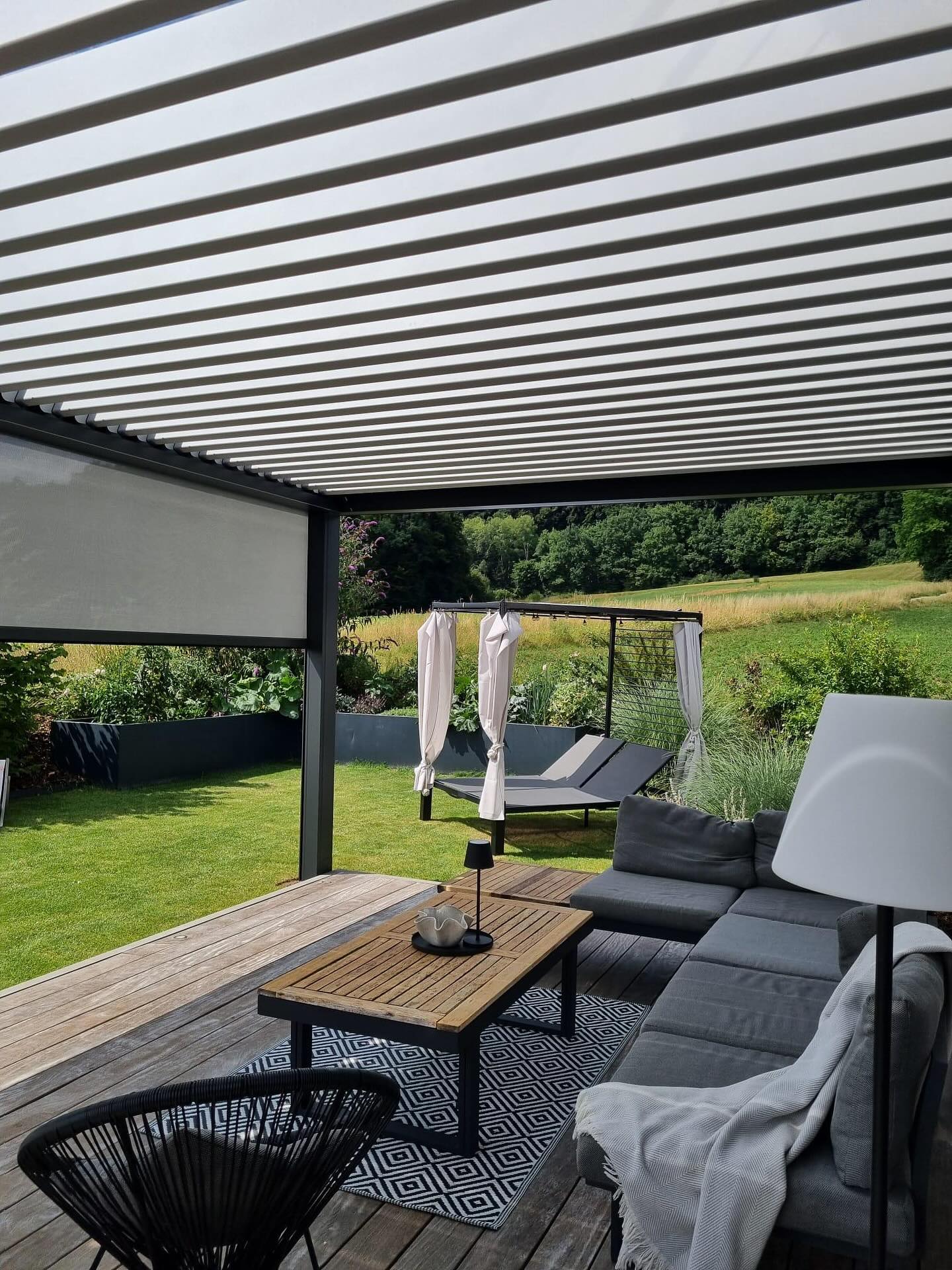 Zum Start ins Wochenende möchten wir euch eines unserer Pergola Projekte zu unserem Lieblingsthema outdoor.living zeigen.
Das ist das Premium Modell OPERA von unserem Partnerunternehmen #Pratic aus Italien.
Die Lamellen dieses bioklimatischen Schmuckstücks lassen sich geräuscharm öffnen und auch bei großer Hitze zirkuliert die Luft angenehm.
Geht der Wind mal oder man möchte Schatten, dann hat man hier die Möglichkeit die „Raso“ als Schutz auszufahren.
Das ist eine Vertikalmarkise. 😍
Gefällt euch diese Pergola auch so gut? 🥰
Welches Bild ist euer Favorit?
#pergola #bioklimatikpergola #pratic #outdoor #outdoorlife #outdoorliving #meinschönergarten #nürnberg #altdorf #neumarktinderoberpfalz #oberpfalz #garten #traumgarten