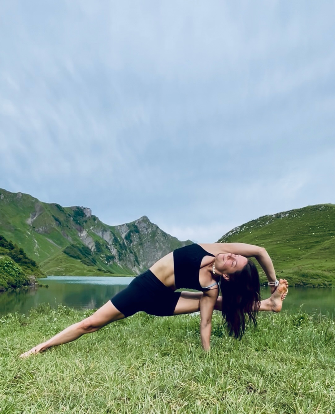 The mountains call me back — again and again.
They’re my medicine.
Pachamama reminds me that there’s nothing to accomplish. Nature simply flows through its seasons,
unattached to any of it.
#natureishealing #homeiswherethemountainsare #mountainyoga #hikingadventures #alps