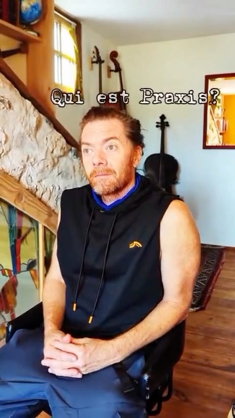 Il vient d’un monde fracturé,
où chaque pas se négocie entre ombre et lumière.
Sur scène, Joshua est Praxis, alien au phrasé acéré,
Un être en tension,
À mi-chemin entre le cri et la pensée,
À la croisée de l’action et la réflexion.
Il écrit comme on respire,
Il chante comme on se relève.
Chaque mot porte le poids d’une histoire,
Chaque silence appelle l’espoir.
Le 10 octobre à La Canopée 🔥