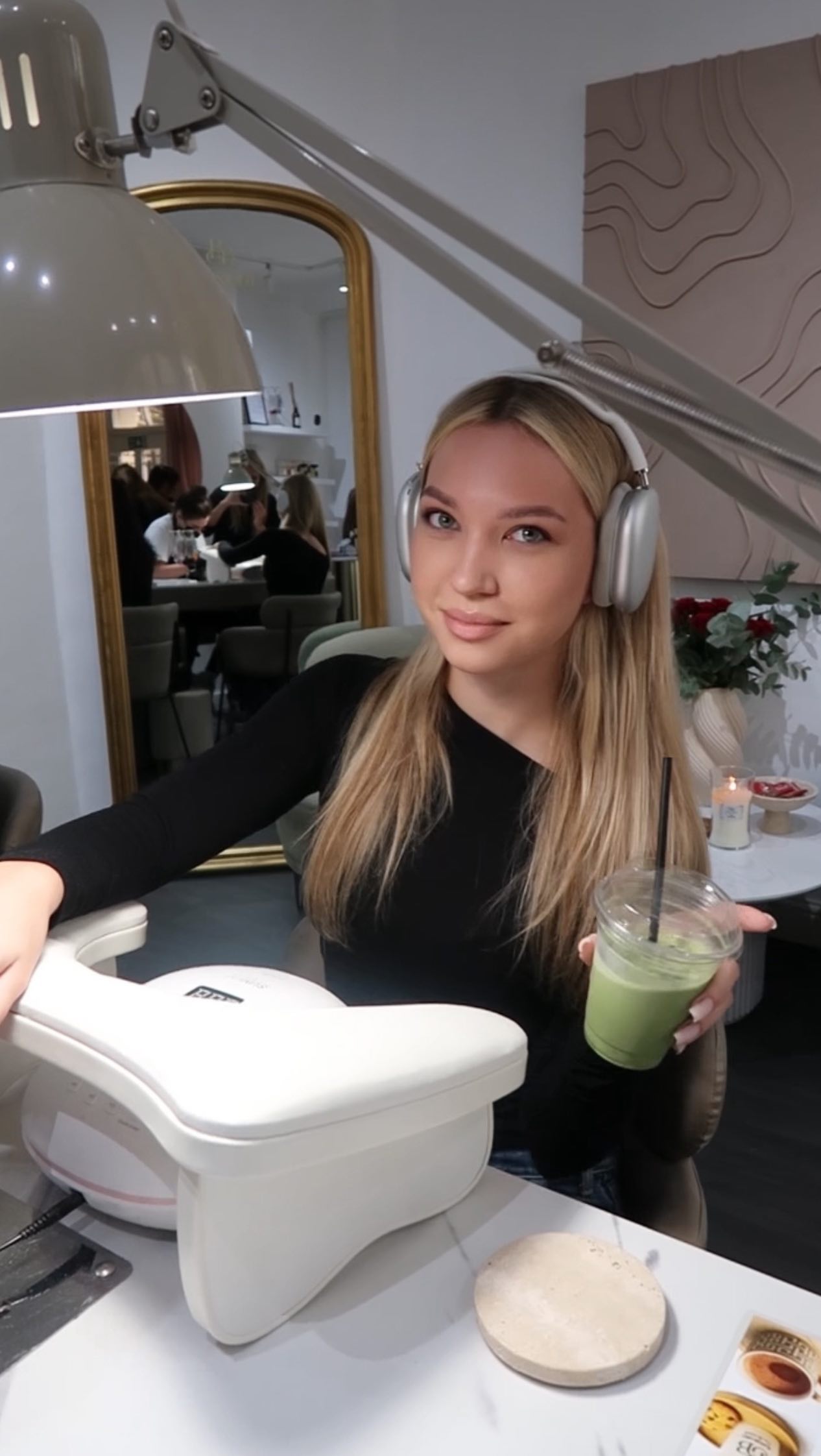 When you and your nail tech are on the same vibe 😁 Perfect nails, perfect mood 🤍