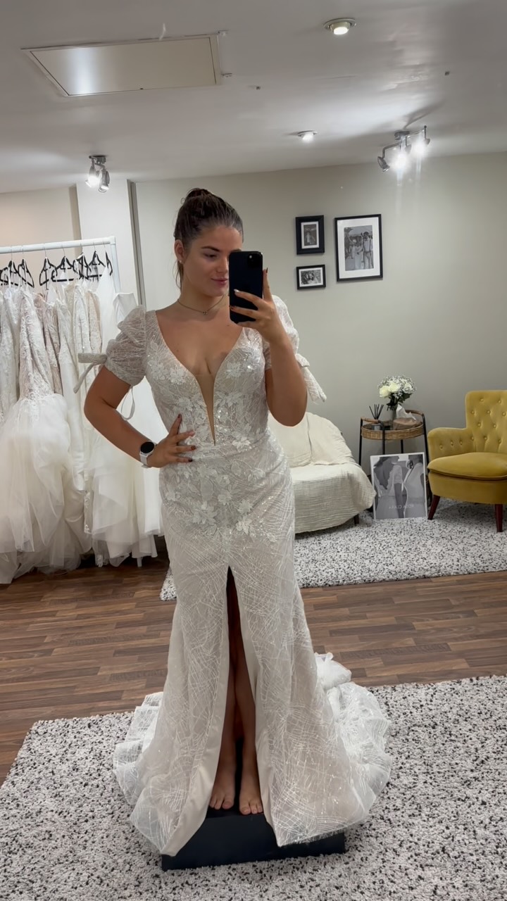 ✨Como - on the hanger v on the body✨
Step into the spot light in the most beautiful wedding dress by @abellabride 😍
Save this post to show to your stylist when describing your dream wedding dress🩷
#BridalTrends #CheshireBrides #BridesUpNorth #BridalBoutique #Weddingdressinspiration #BrideToBe2025 #2025Bride #SayYesToTheDress #SYTTD #2026Bride