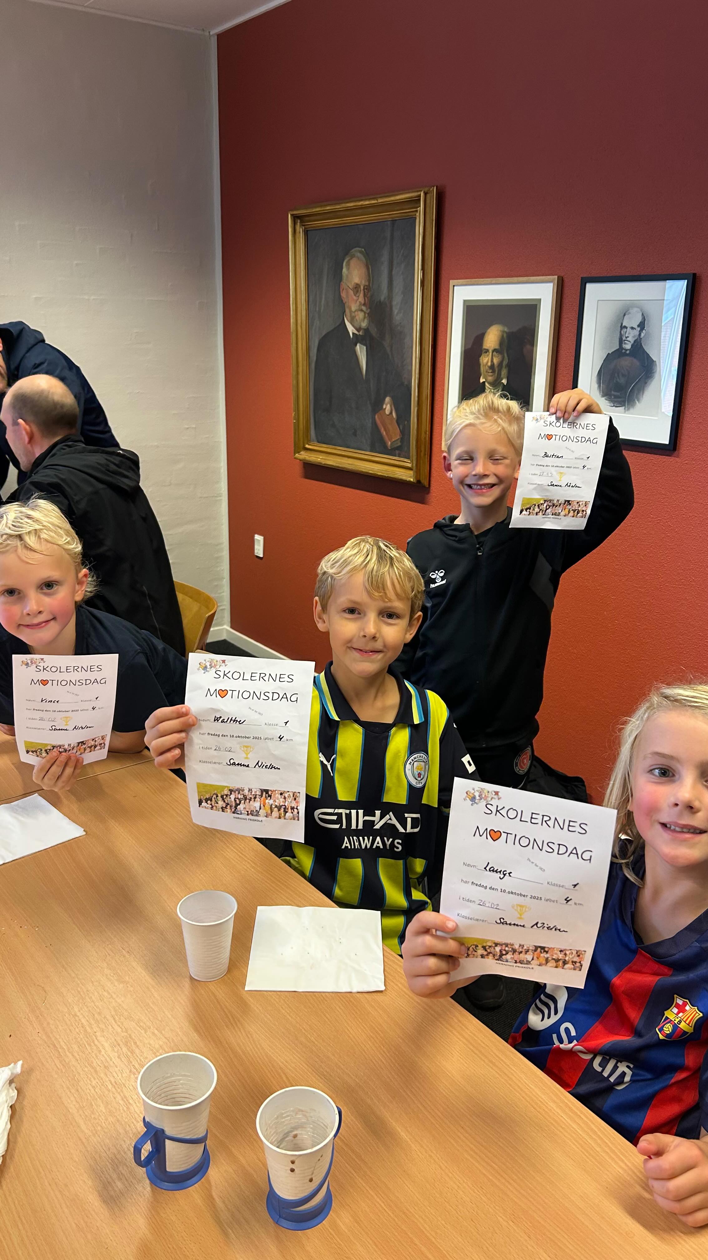 DER VAR FART I FØDDERNE, da vi sluttede ugen med Skolernes Motionsløb i dag - uanset, om man valgte at gå eller løbe sin rute 🏃🏻♂️🚶🚶🏽♀️🏃♀️
Men først var der selvfølgelig den obligatoriske (og fantastiske) fællesopvarmning i skolegården 😃 Under kyndig vejledning af pigerne fra 9. klasse 🙆♀️
Godt gennemvarme gik det løs i det småkølige efterårsvejr, så det var vældig tiltrængt, at der (traditionen tro) ventede varm kakao og lækre Luciaboller tilbage på skolen 🥐☕️🍫😋
I er SEJE alle sammen!! Både jer, der gik - jer, der løb - og jer, der sørgede for alt det praktiske og posterne undervejs 👏
Smid stængerne op derhjemme og nyd en dejlig og velfortjent efterårsferie 🍂🍁❤️
Vi glæder os til at se jer her på skolen igen om en god uges tid 🥰
#SkolernesMotionsløb #Motionsløb #Efterårsferie #Opvarmning #Løb #Fællesskab #Friskoleliv #Friskole #HerningFriskole #EtGodtStedAtLæreVæreOgVokse